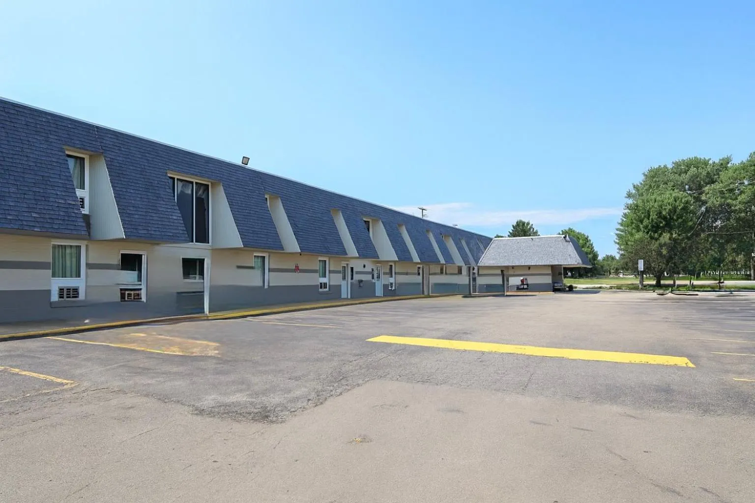 Property building in Executive Inn Owatonna Hwy 35