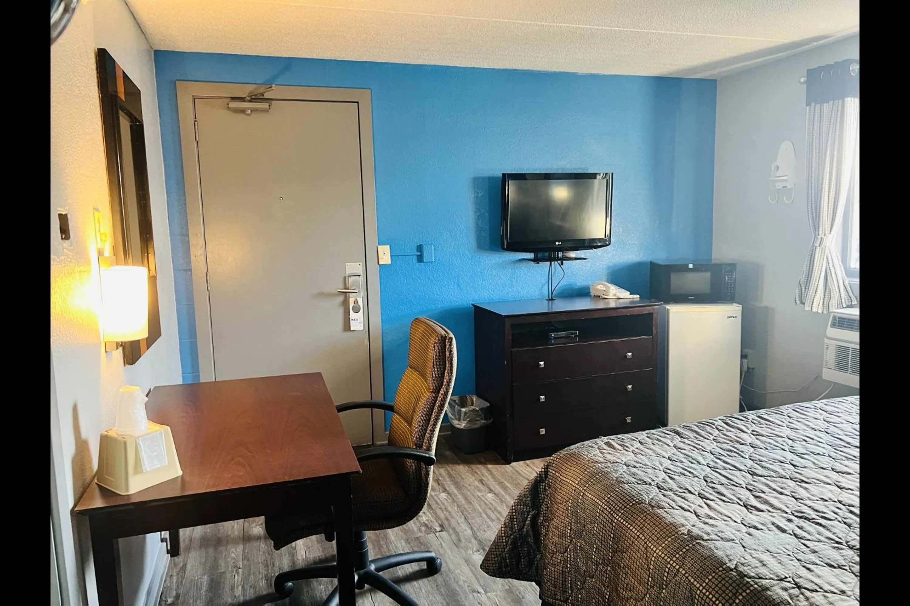 Bedroom, Bed in Executive Inn Owatonna Hwy 35