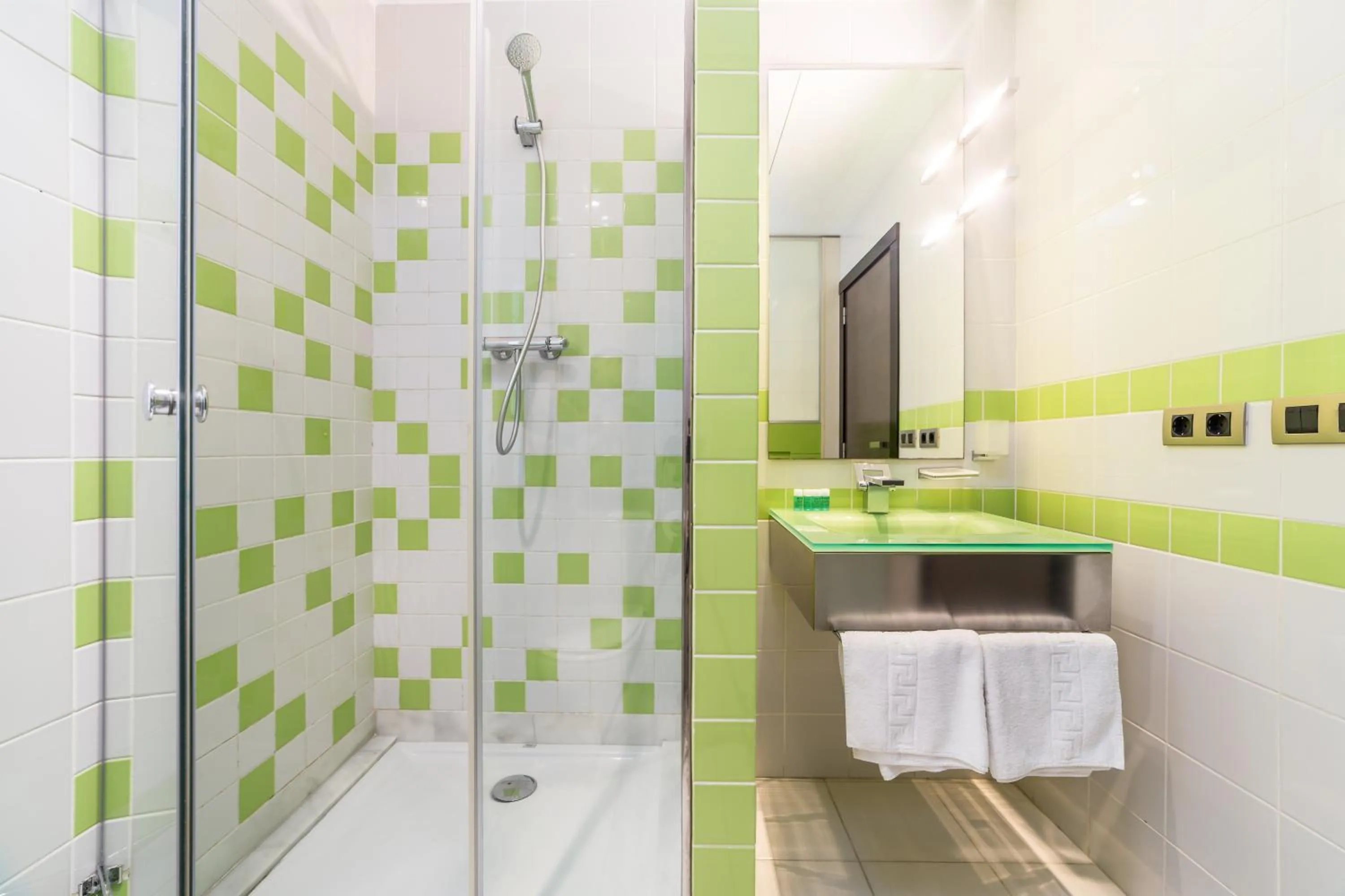 Shower in Travel Habitat Ático Ciutat Vella.