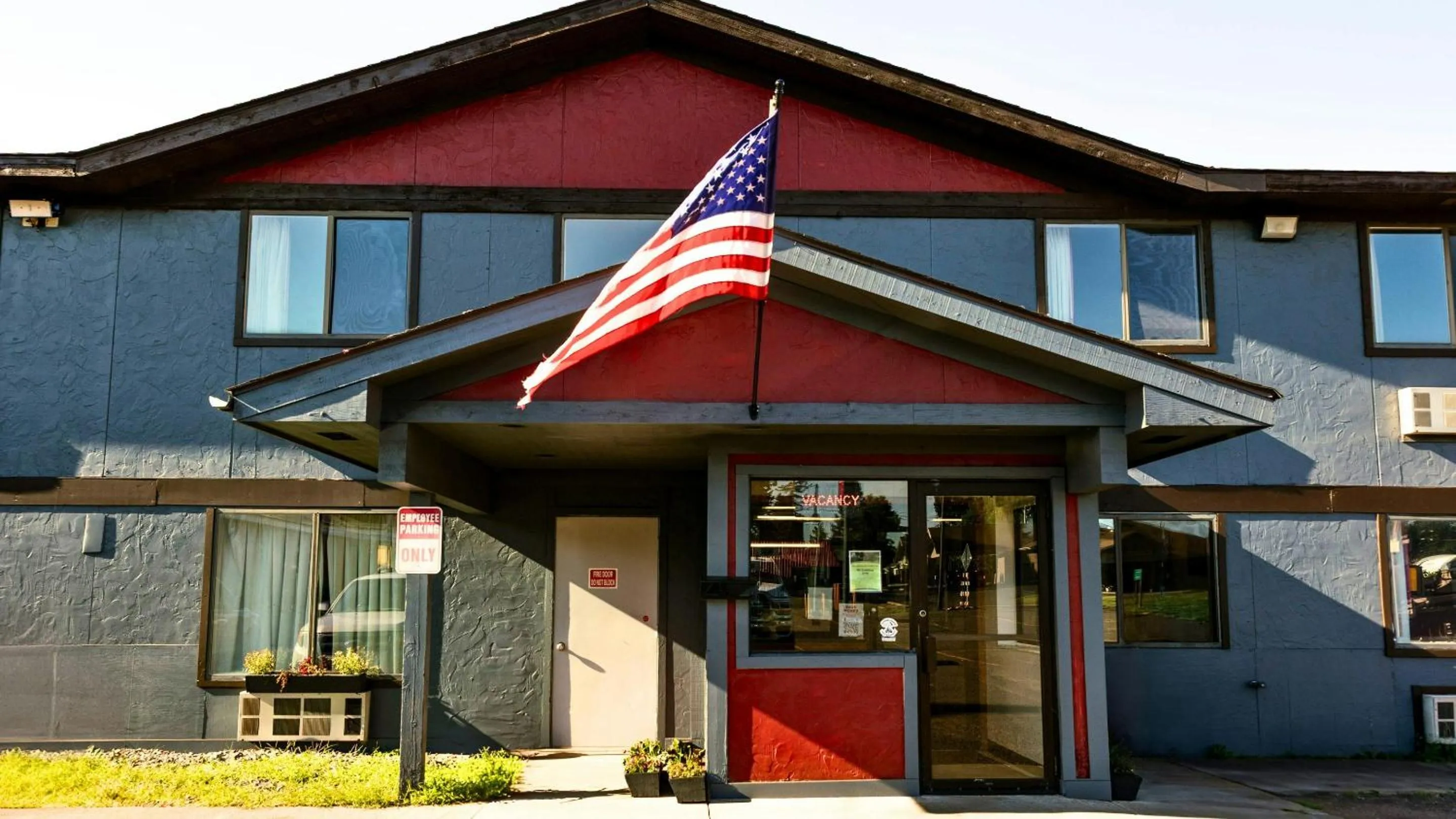 Facade/entrance in Magnuson Hotel Ironwood