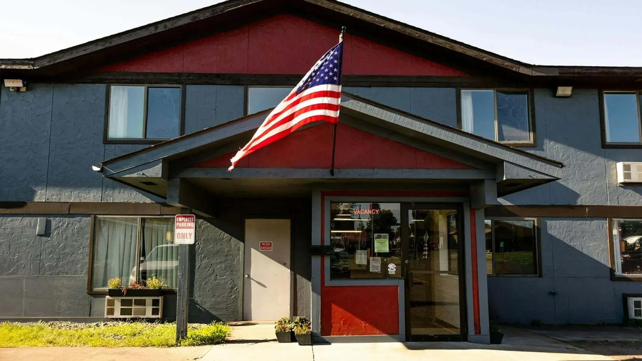 Property building in Magnuson Hotel Ironwood Property building in Magnuson Hotel Ironwood