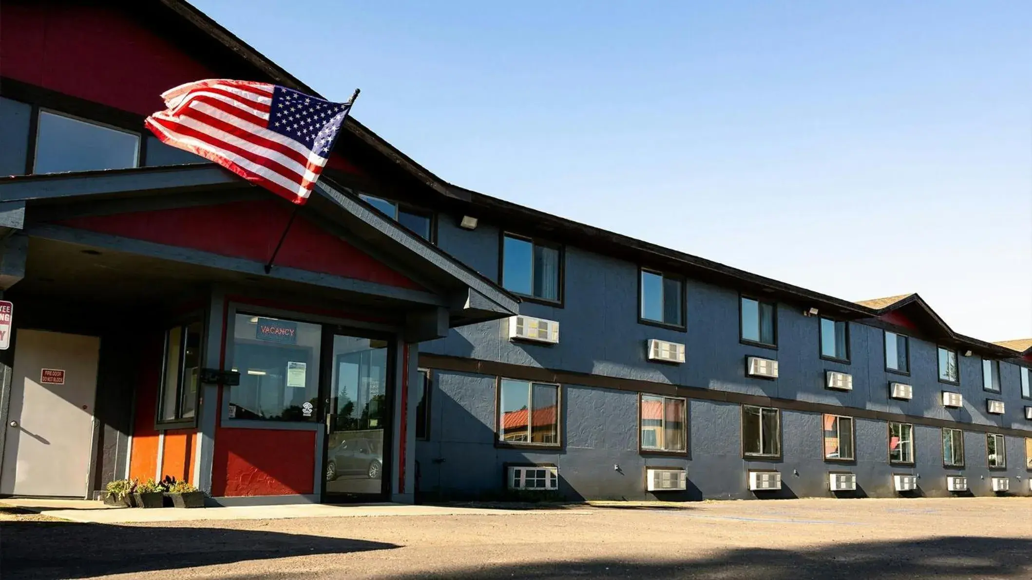 Property building in Magnuson Hotel Ironwood Property building in Magnuson Hotel Ironwood