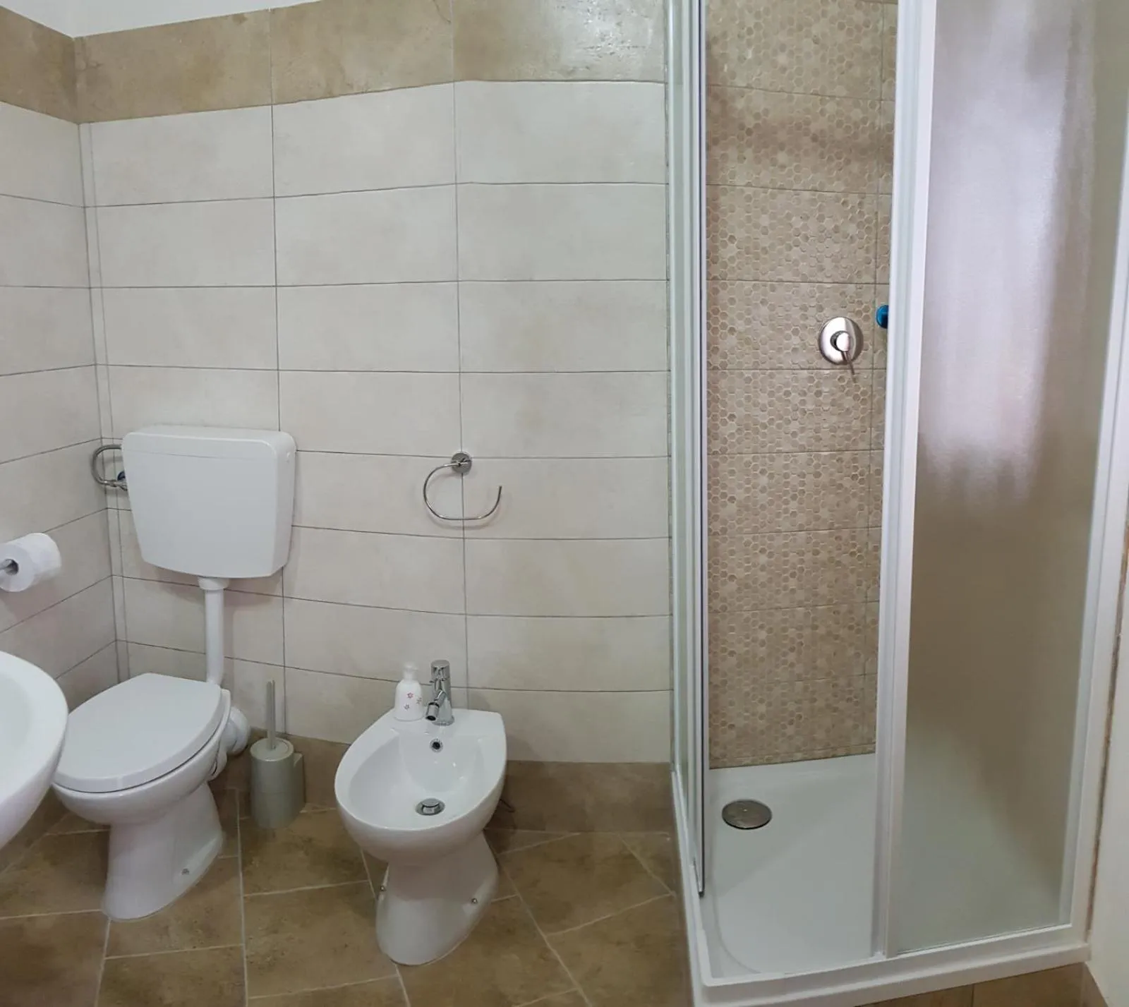 Shower in MAYFLOWERS B&B Zona Ospedale Cisanello Pisa