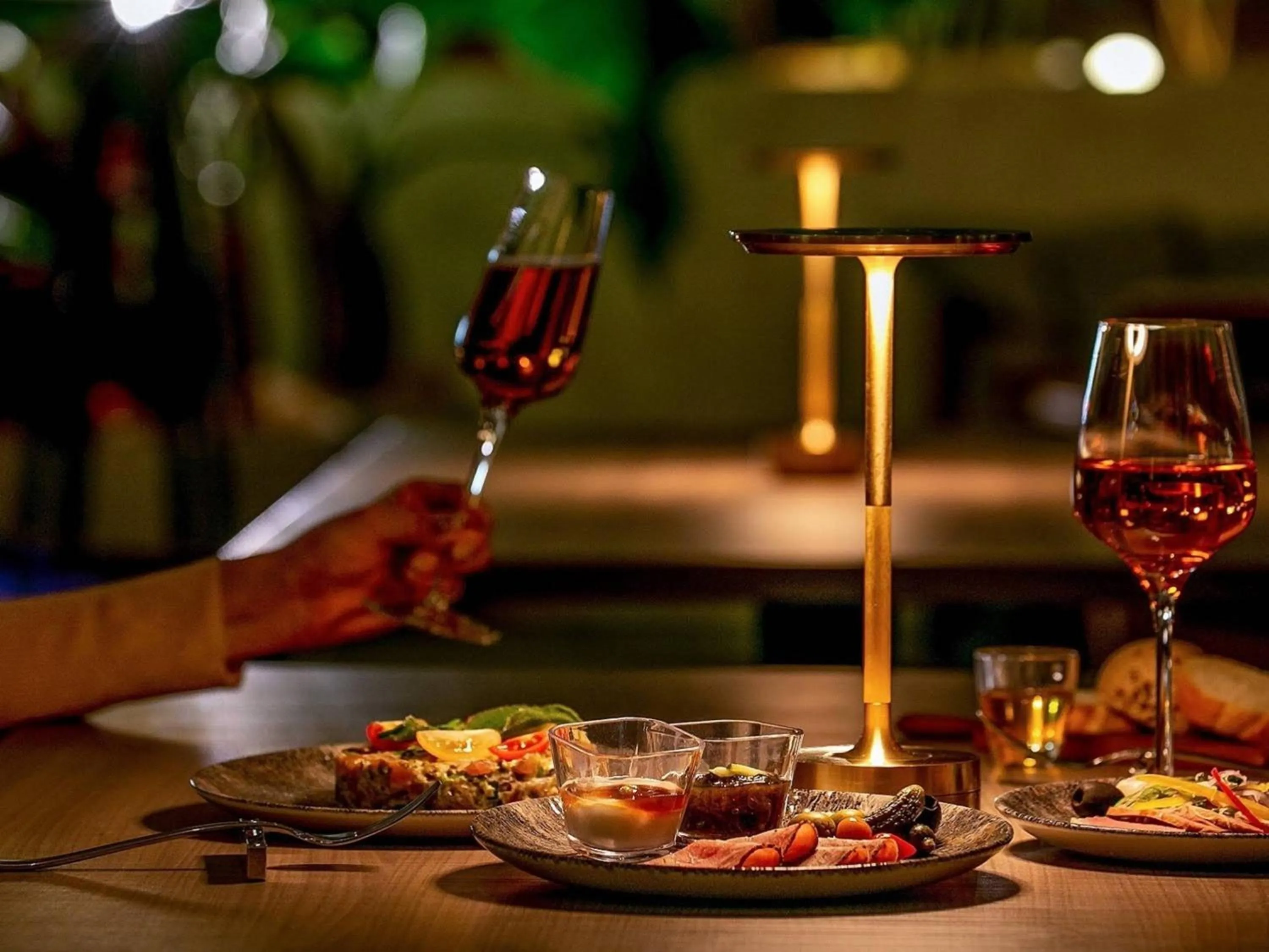 Lounge or bar in Oriental Hotel Okinawa Resort & Spa