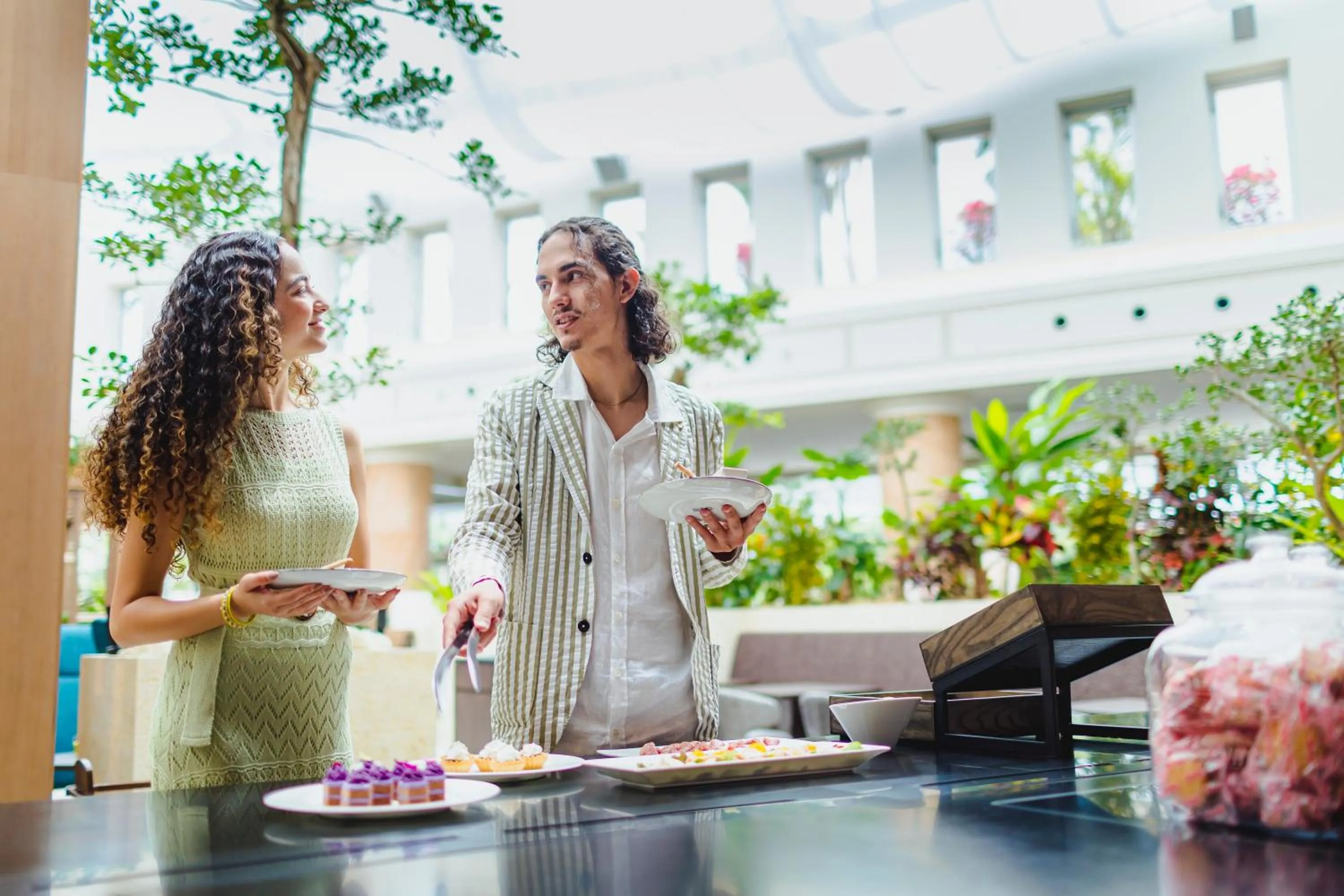 Lounge or bar in Oriental Hotel Okinawa Resort & Spa