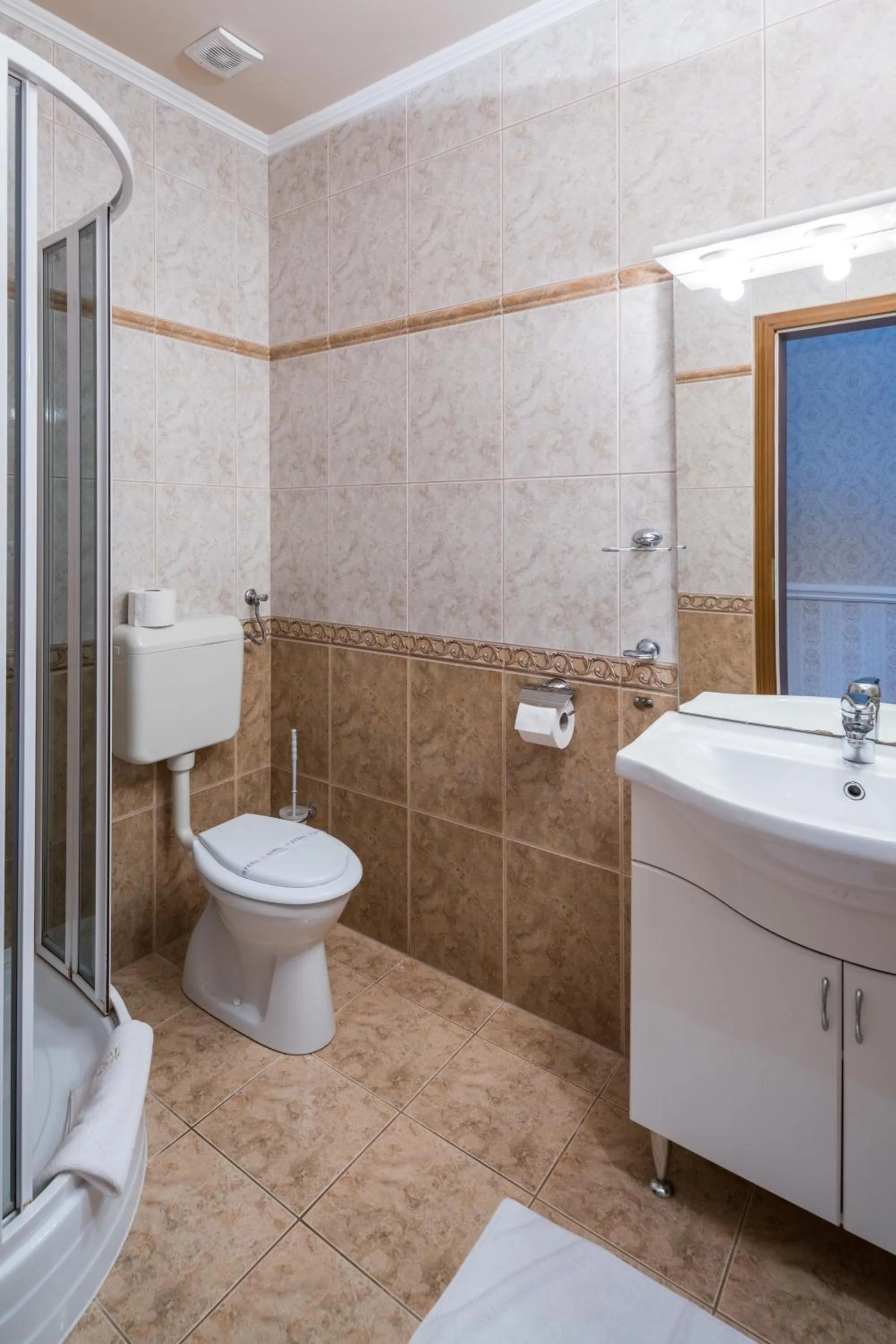 Shower in Hotel Bíbic és Tüskevár Étterem és Horgásztó