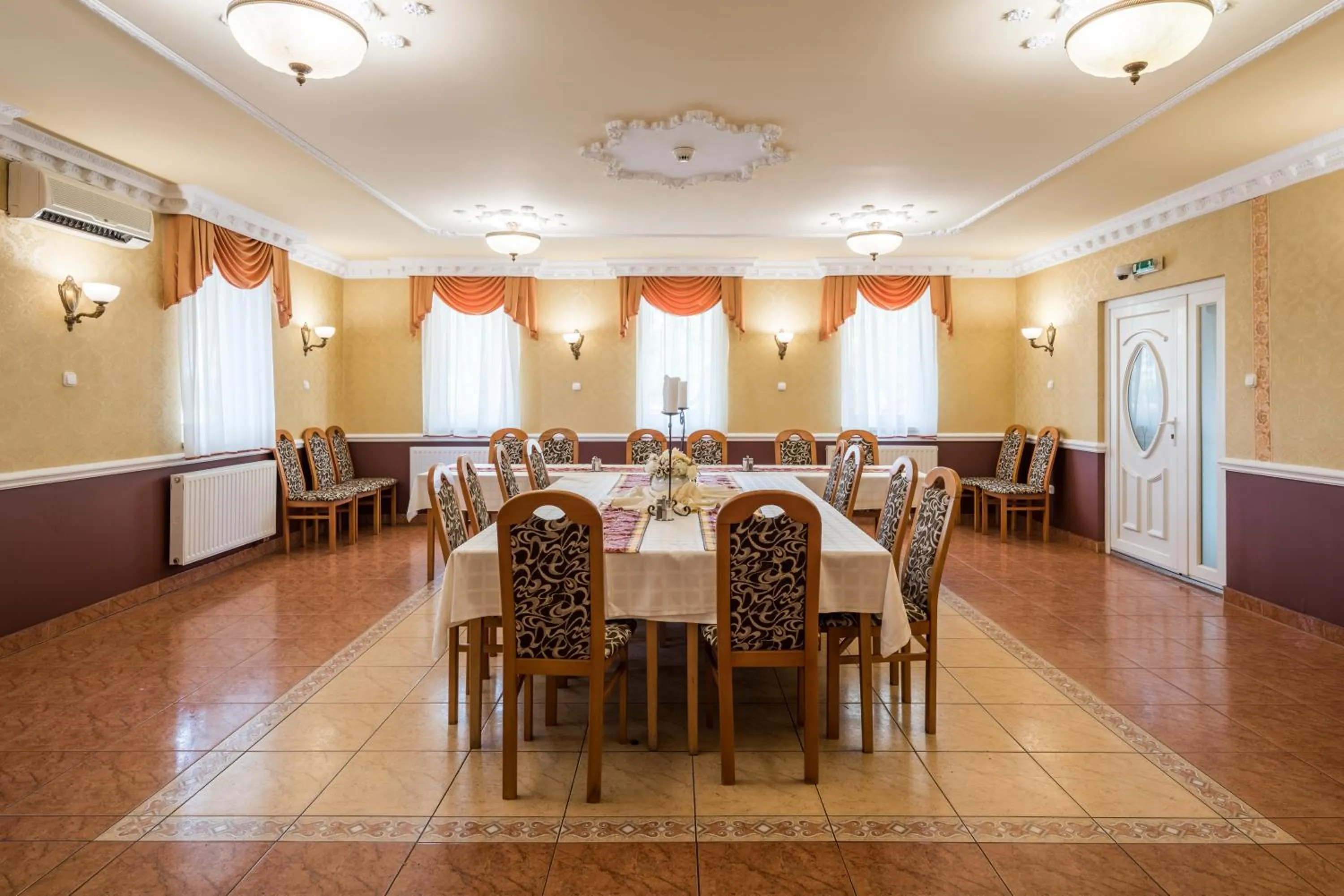 Restaurant/places to eat in Hotel Bíbic és Tüskevár Étterem és Horgásztó