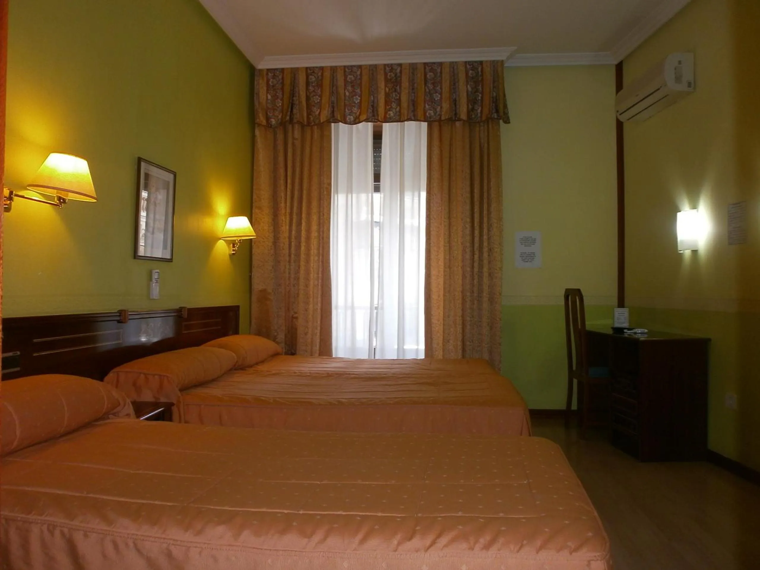 Photo of the whole room, Bed in Hostal Centro Sol Madrid