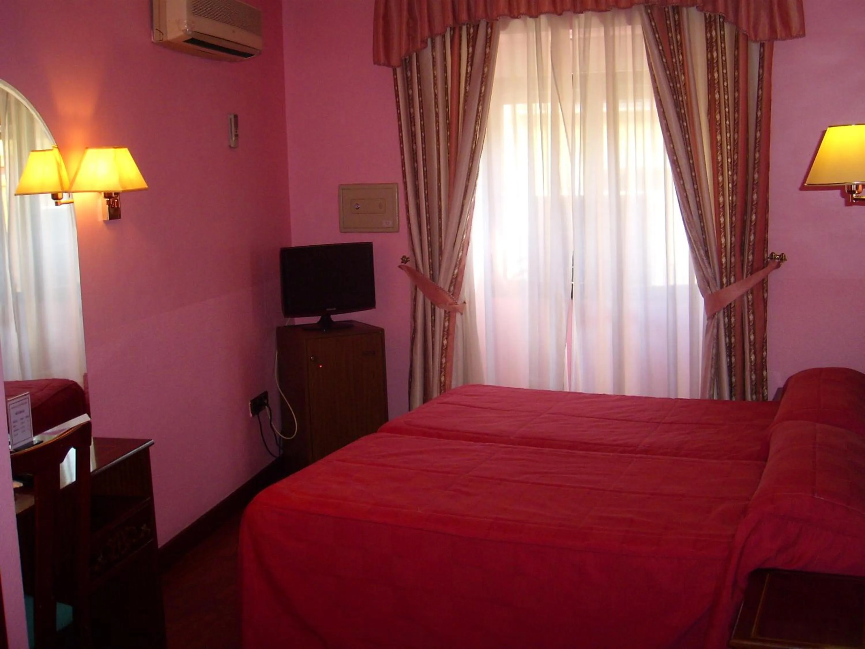 Photo of the whole room, Bed in Hostal Centro Sol Madrid