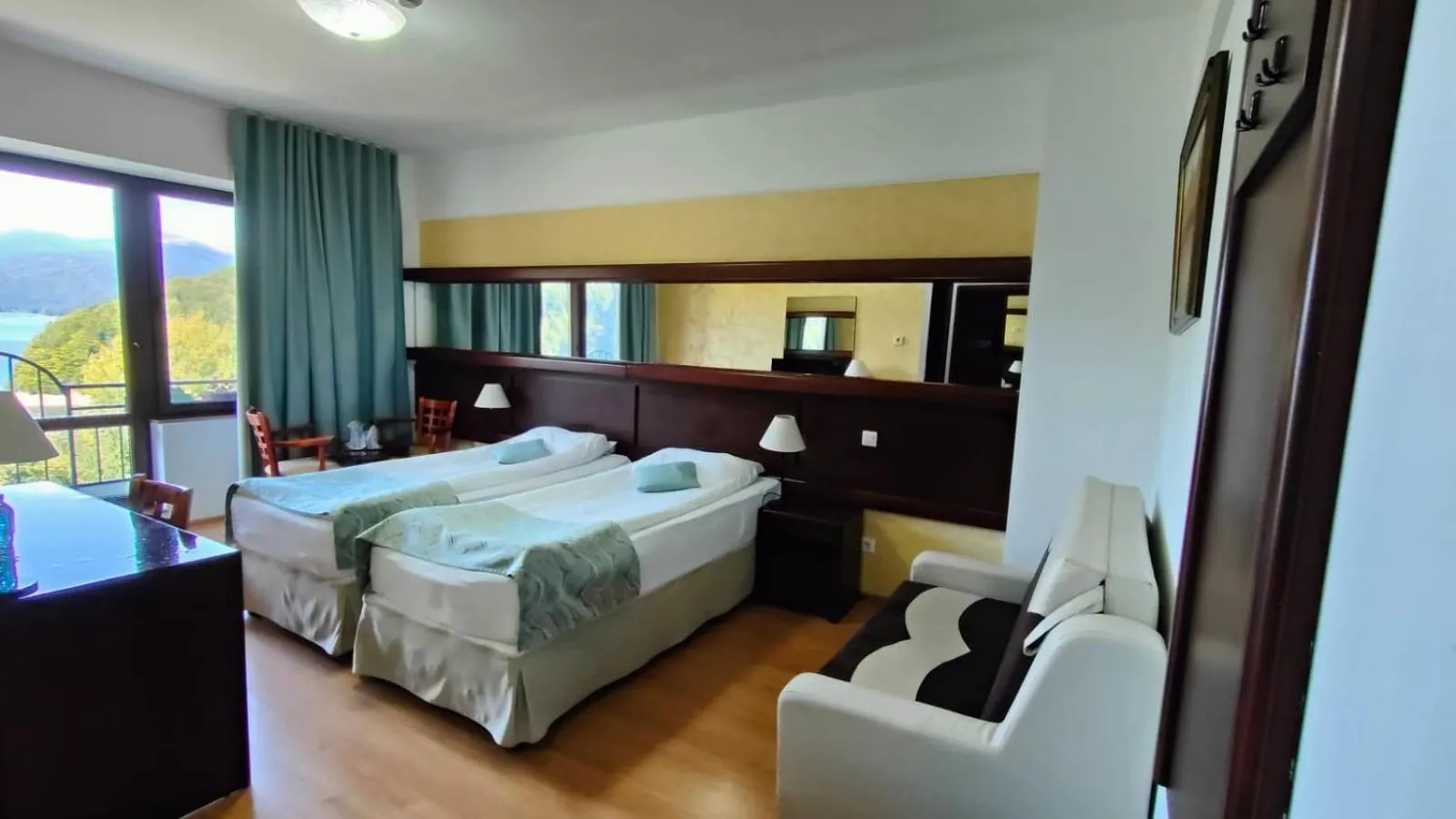 Twin Room with Lake View in Hotel Valea cu Pesti
