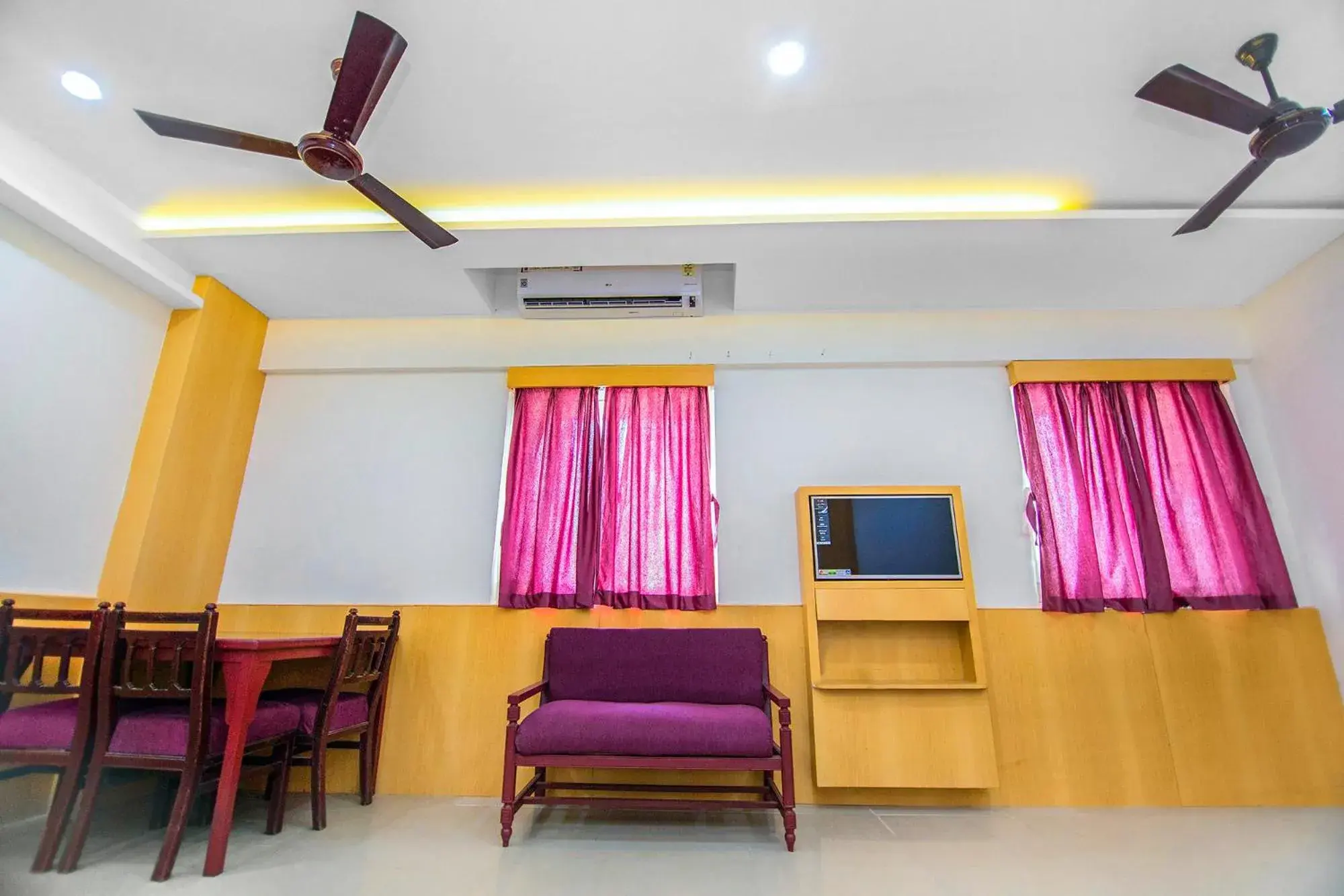 Suite - single occupancy in FabExpress Picnic Plaza Mylapore Suite - single occupancy in FabExpress Picnic Plaza Mylapore