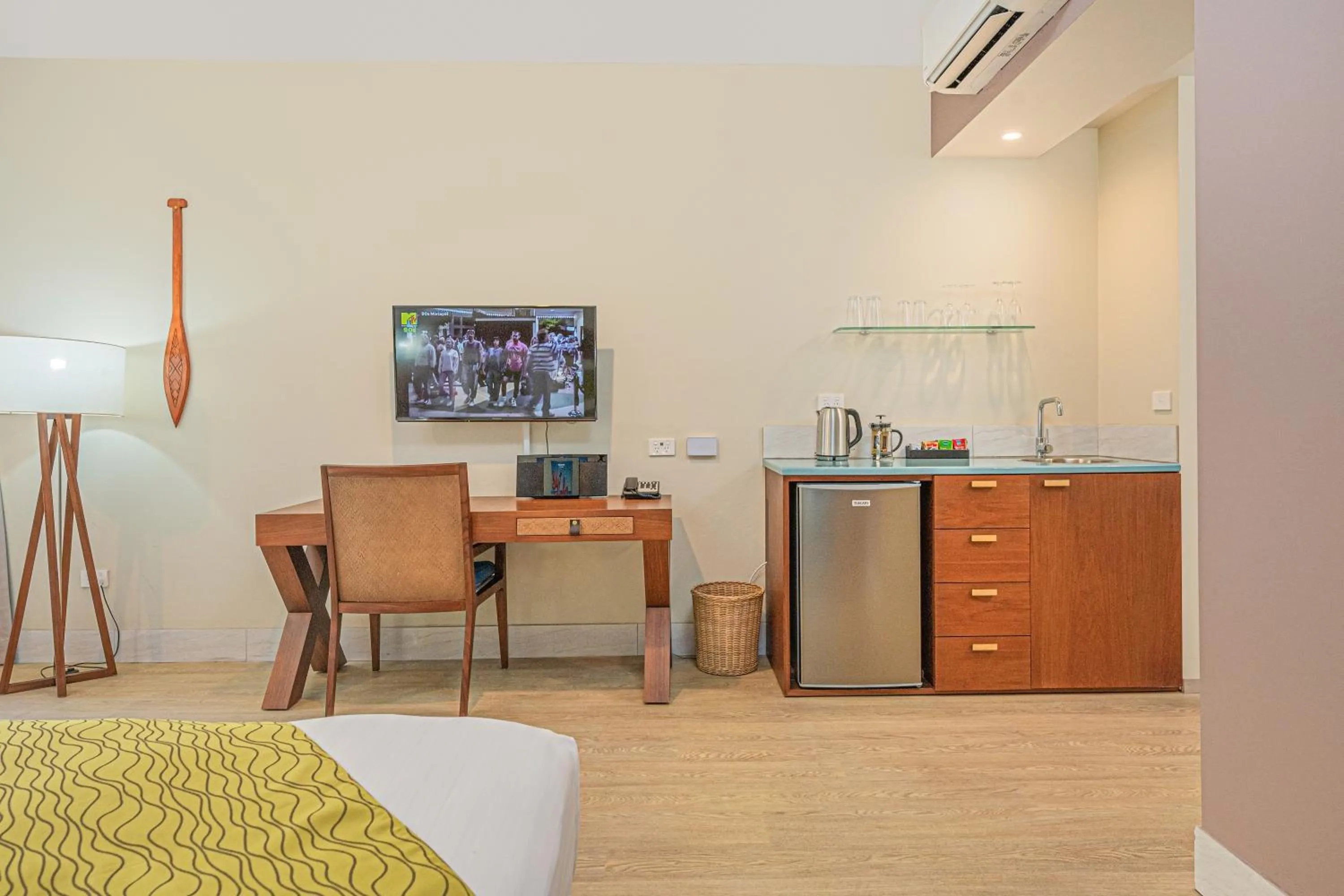 Kitchen or kitchenette, Bed in Moana Sands Lagoon Resort - Adults Only