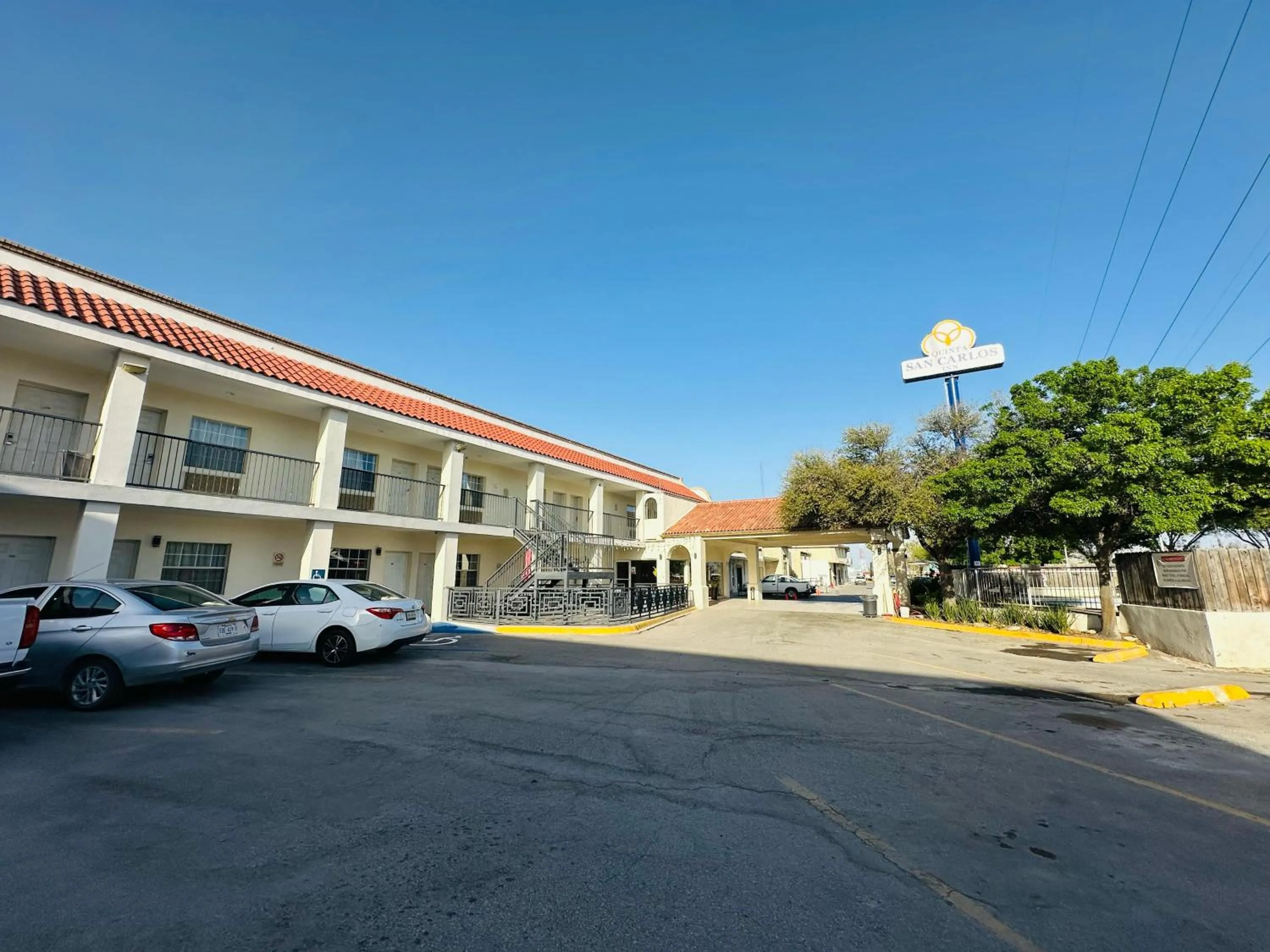 Property building in Hotel Quinta San Carlos Inn