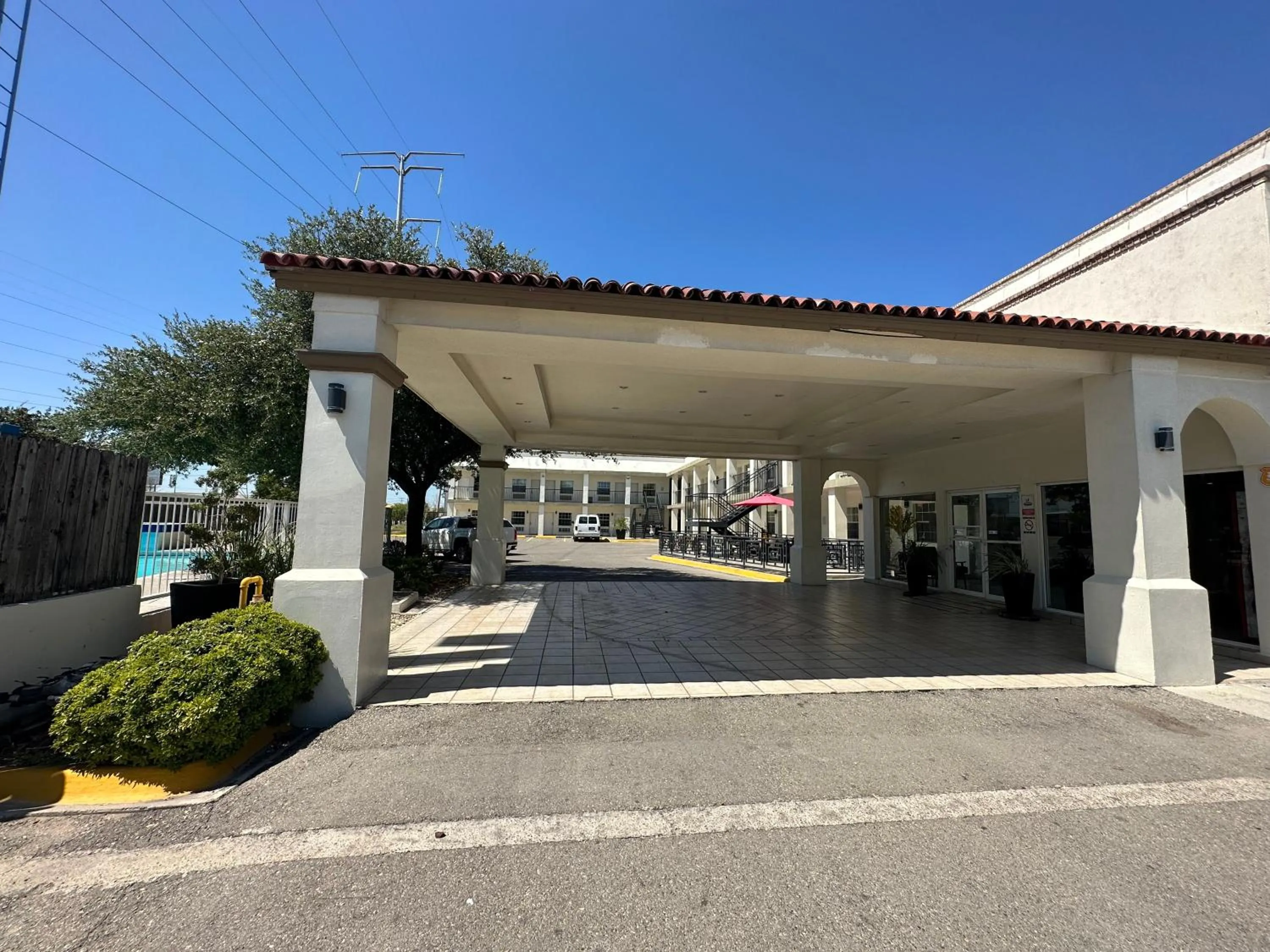 Property building in Hotel Quinta San Carlos Inn