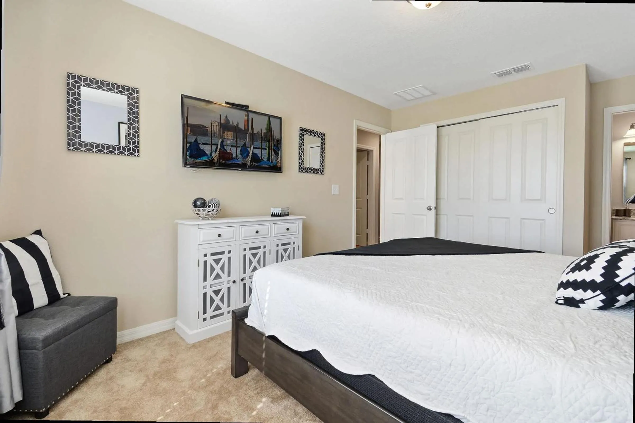 Bed in Family Friendly 4 Bedroom Close to Disney 5148