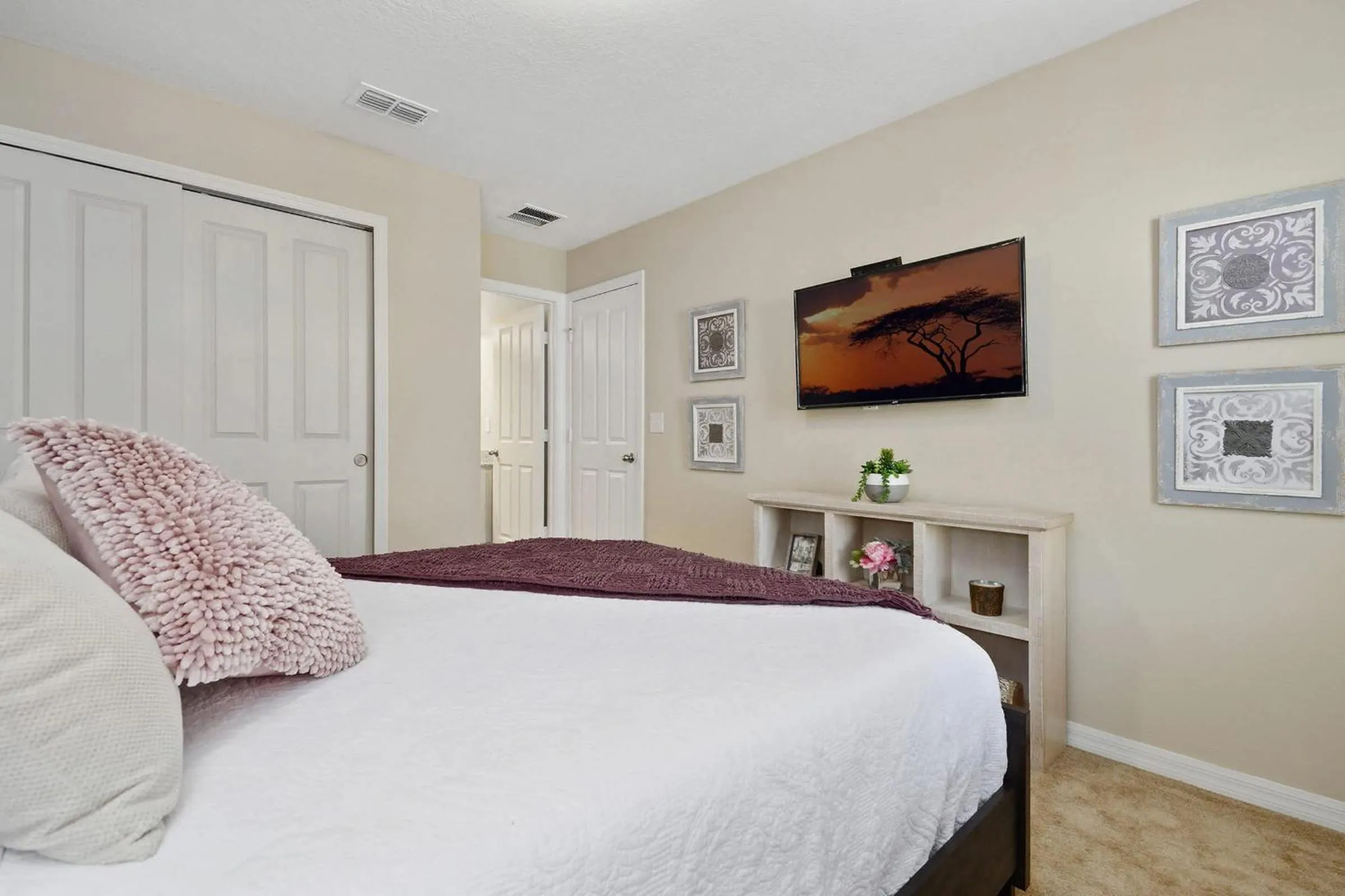 Bed in Family Friendly 4 Bedroom Close to Disney 5148
