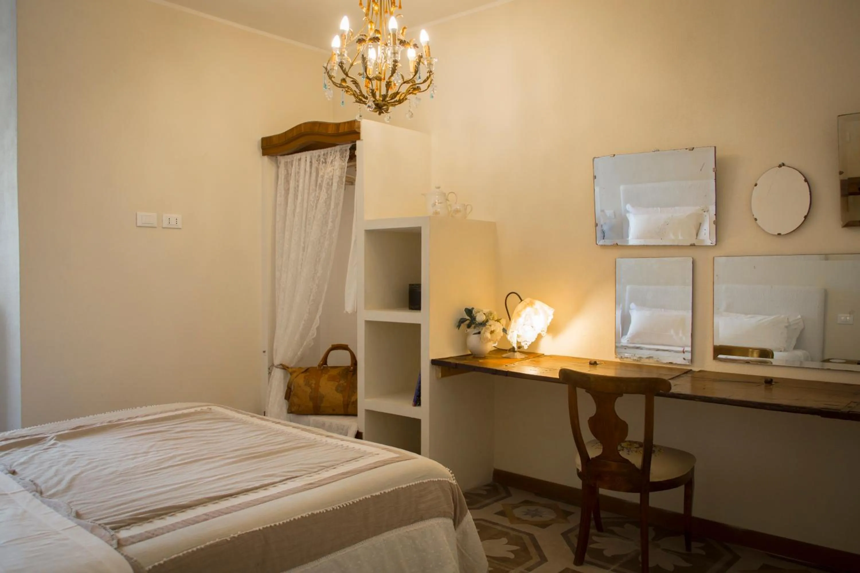 Photo of the whole room, Bed in Residence Briona