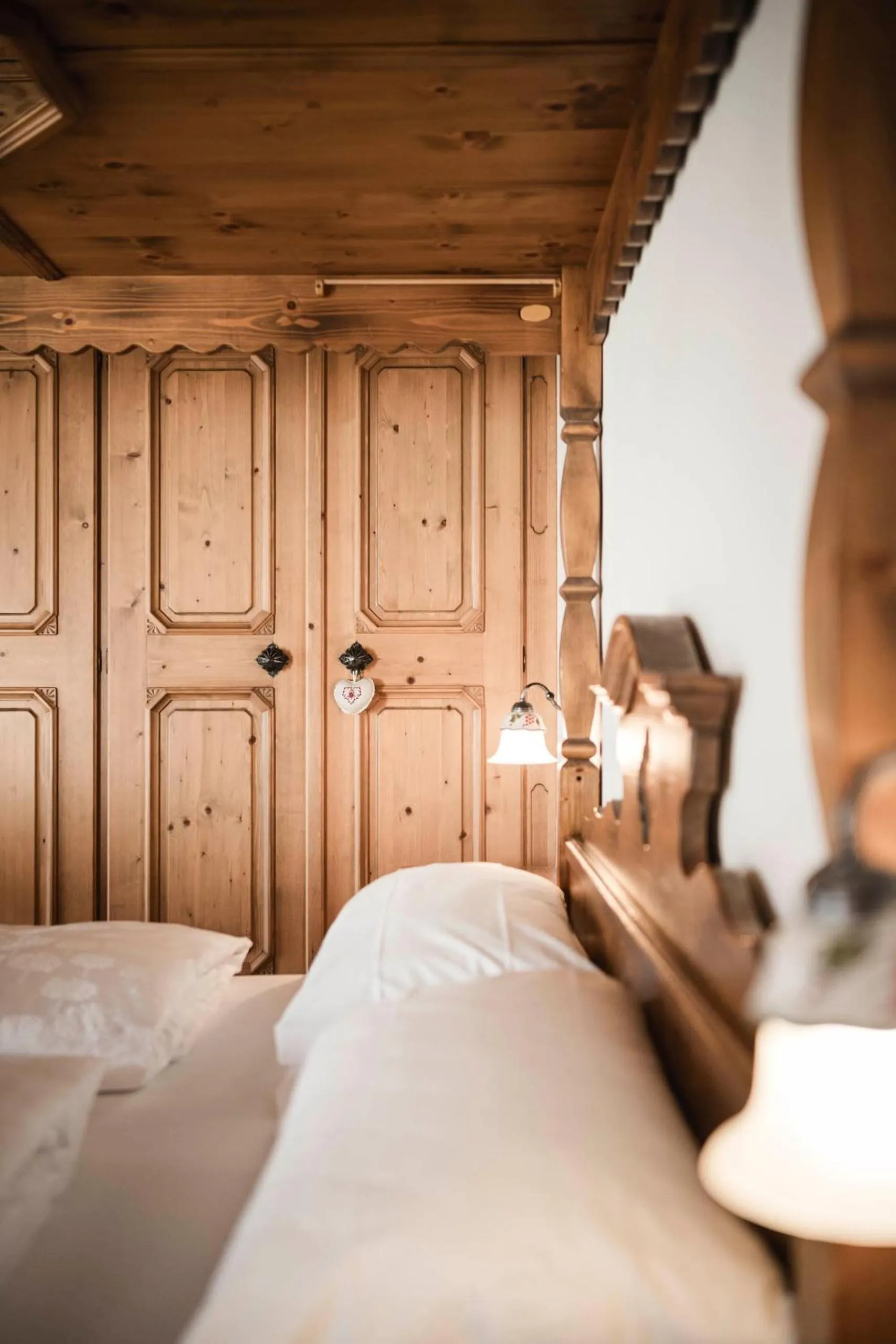 wardrobe, Bed in Hotel Cavallino D'Oro Bed&Breakfast