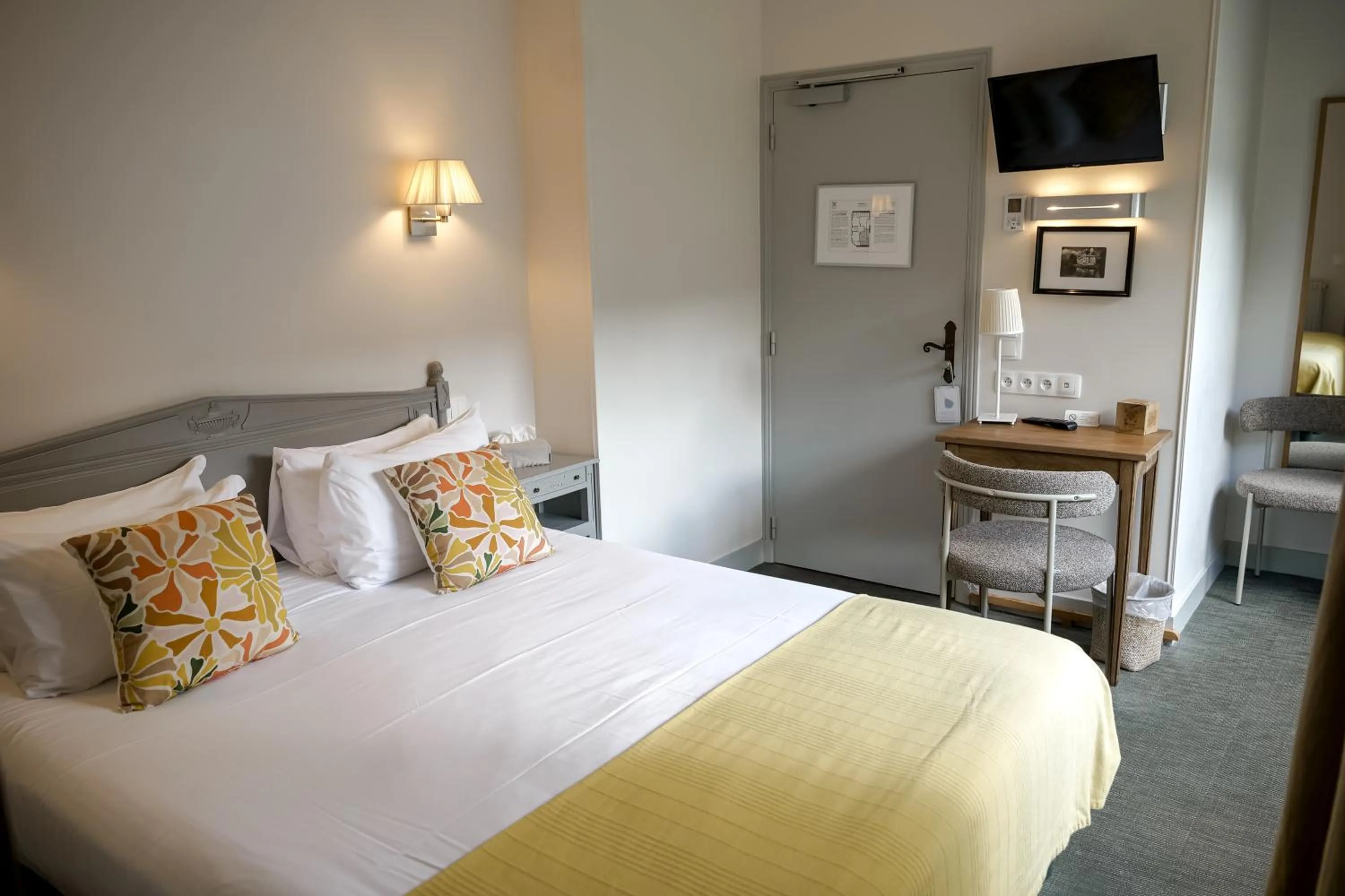 Photo of the whole room, Bed in Hôtel de Biencourt