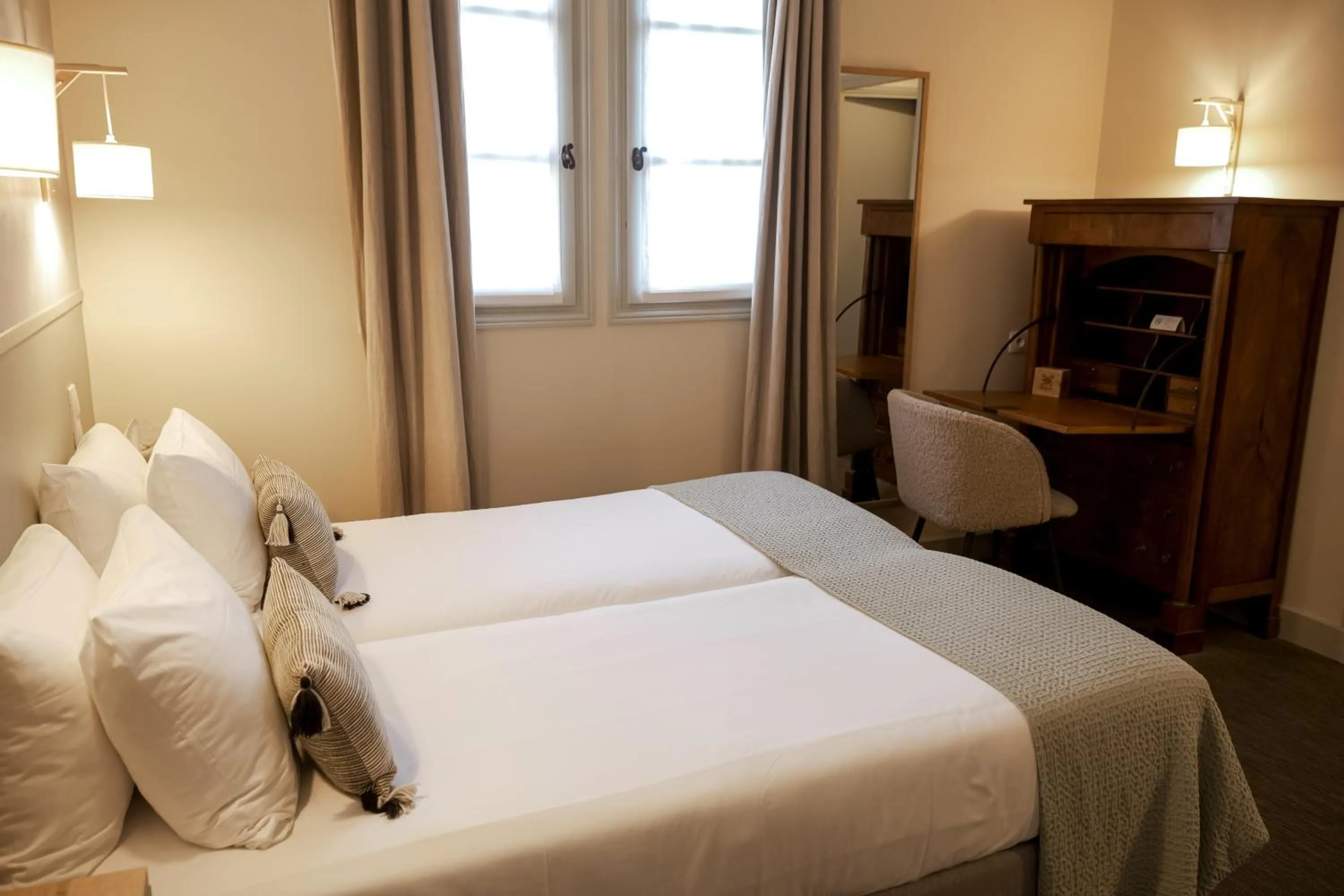 Photo of the whole room, Bed in Hôtel de Biencourt