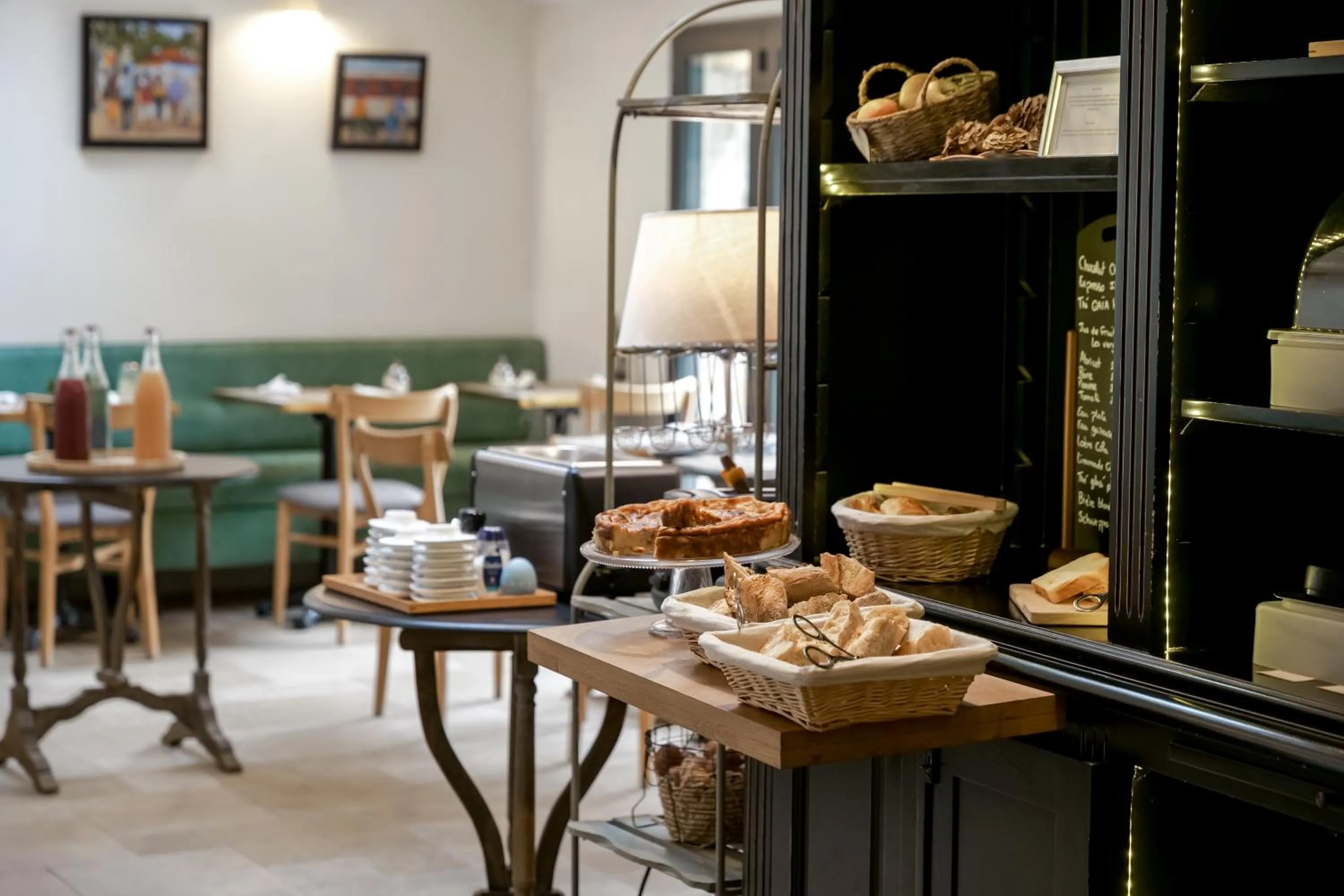 Buffet breakfast in Hôtel de Biencourt