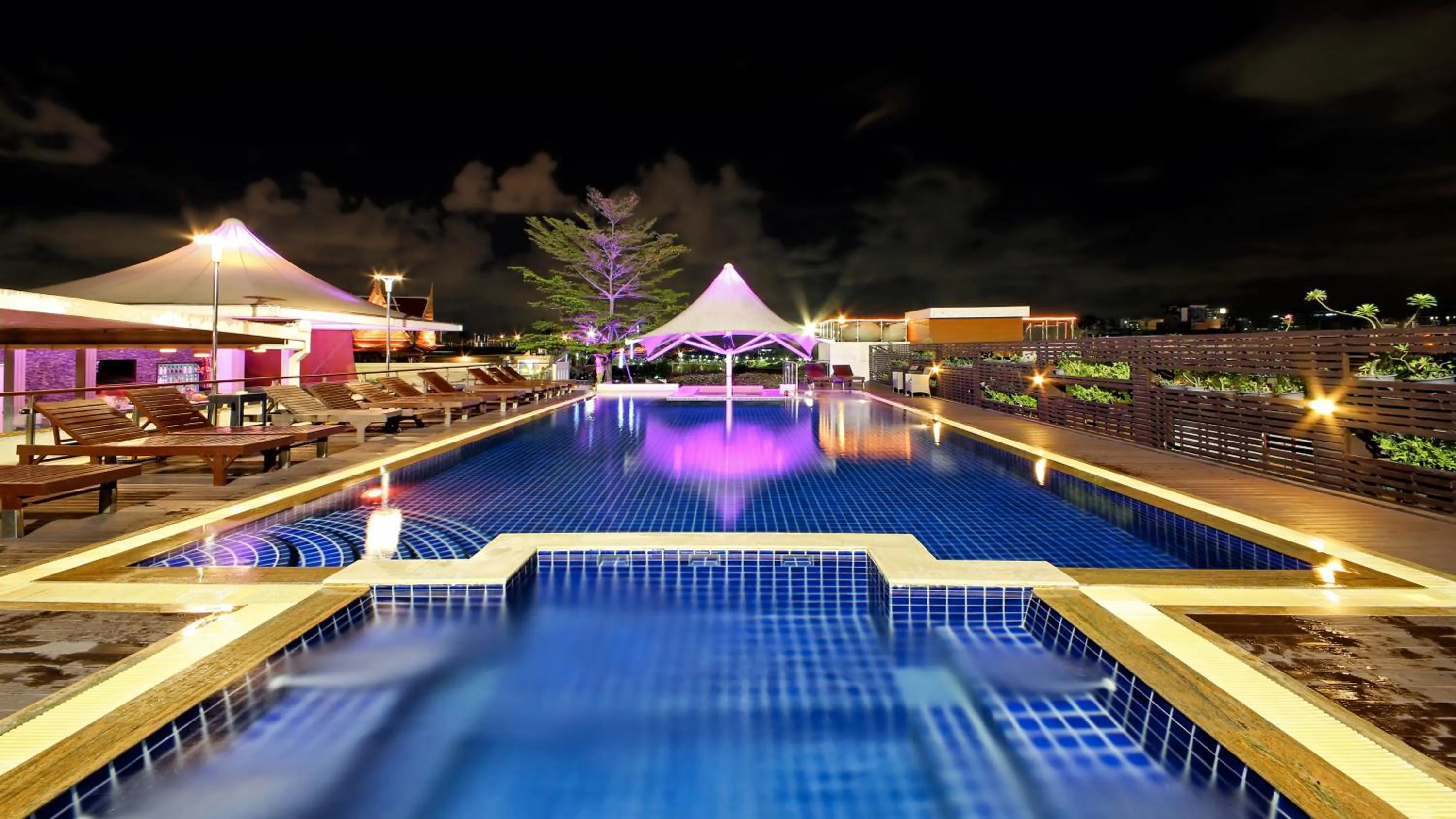 Swimming pool in Dang Derm Khaosan