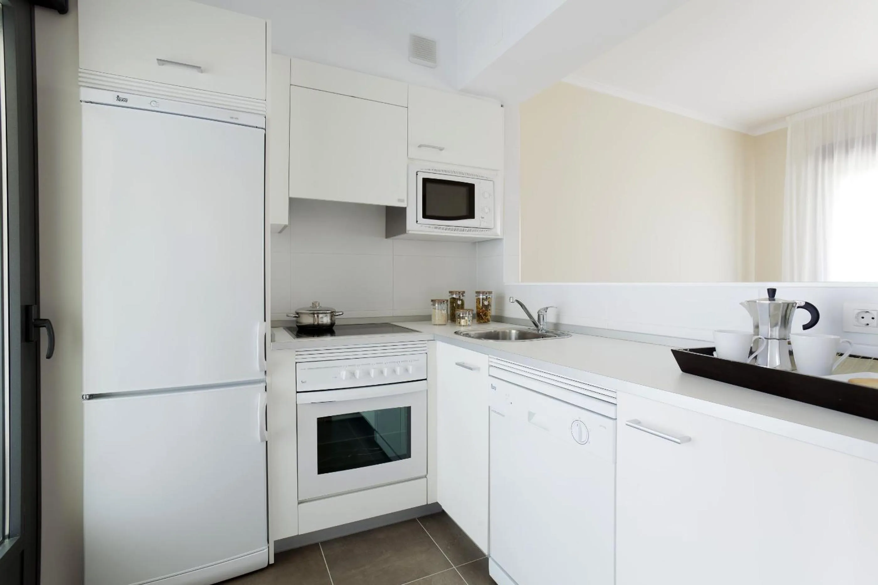 Kitchen or kitchenette in Aparthotel Jardines de Aristi