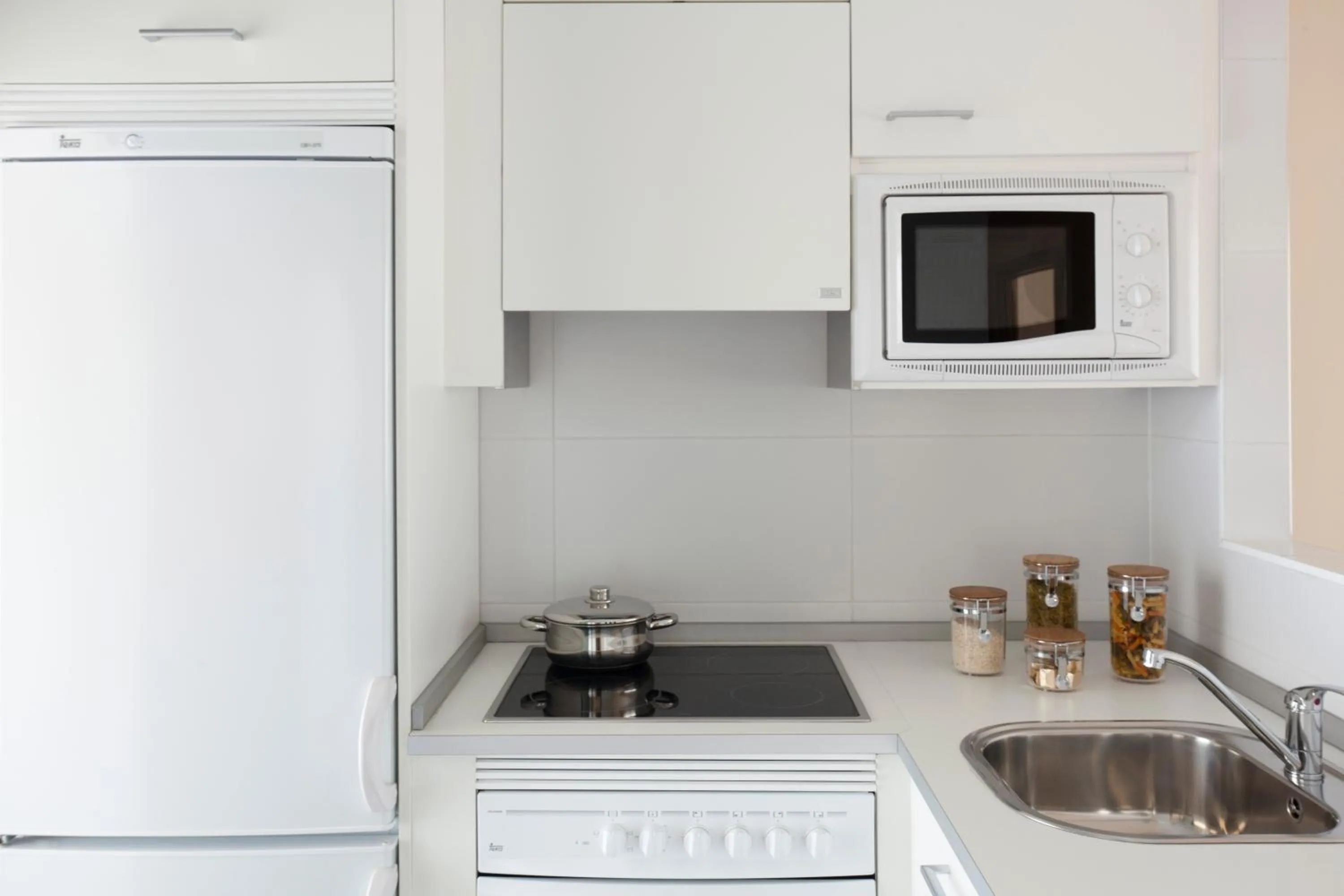 Kitchen or kitchenette in Aparthotel Jardines de Aristi