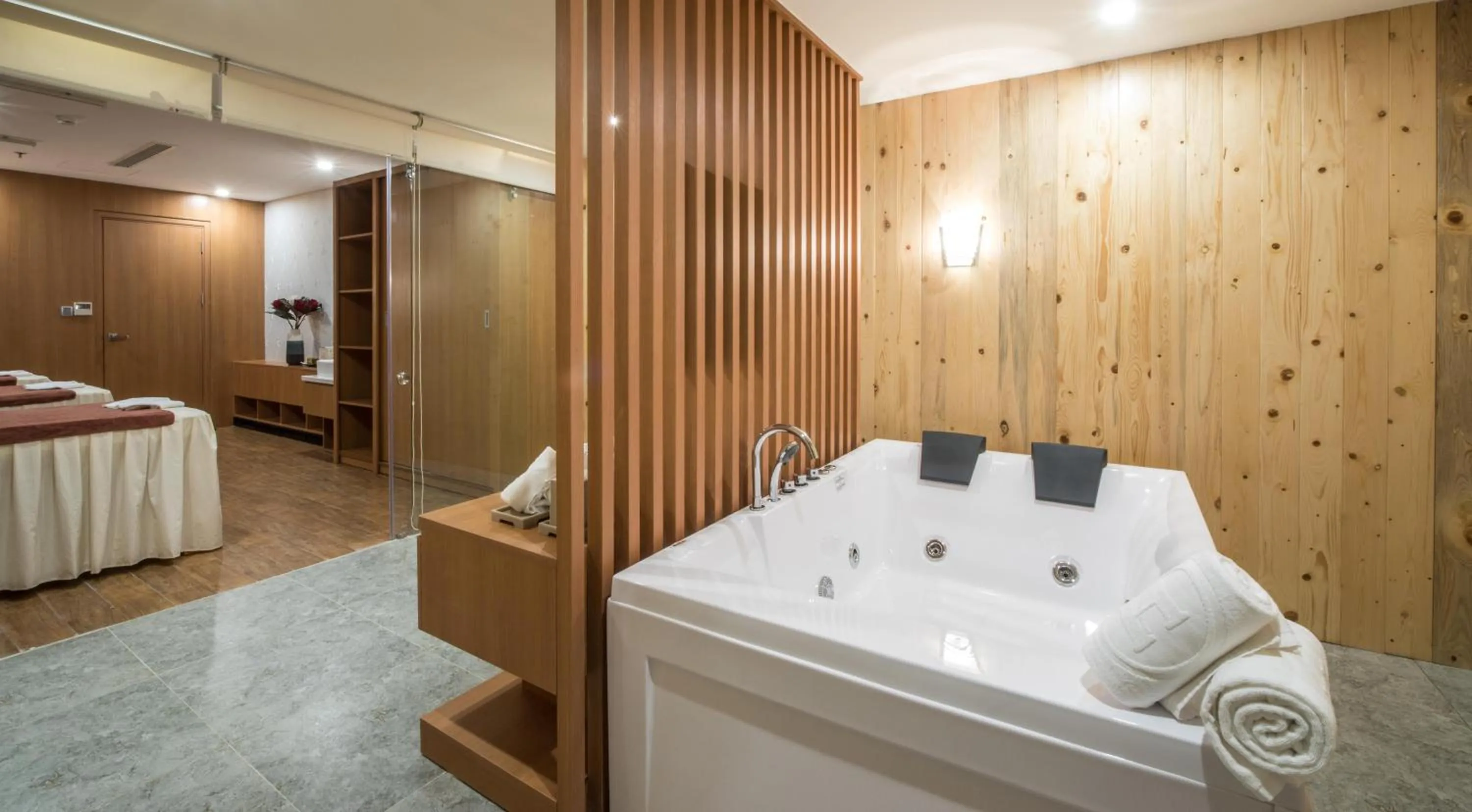 Hot Tub, Bed in HAIAN Beach Hotel & Spa