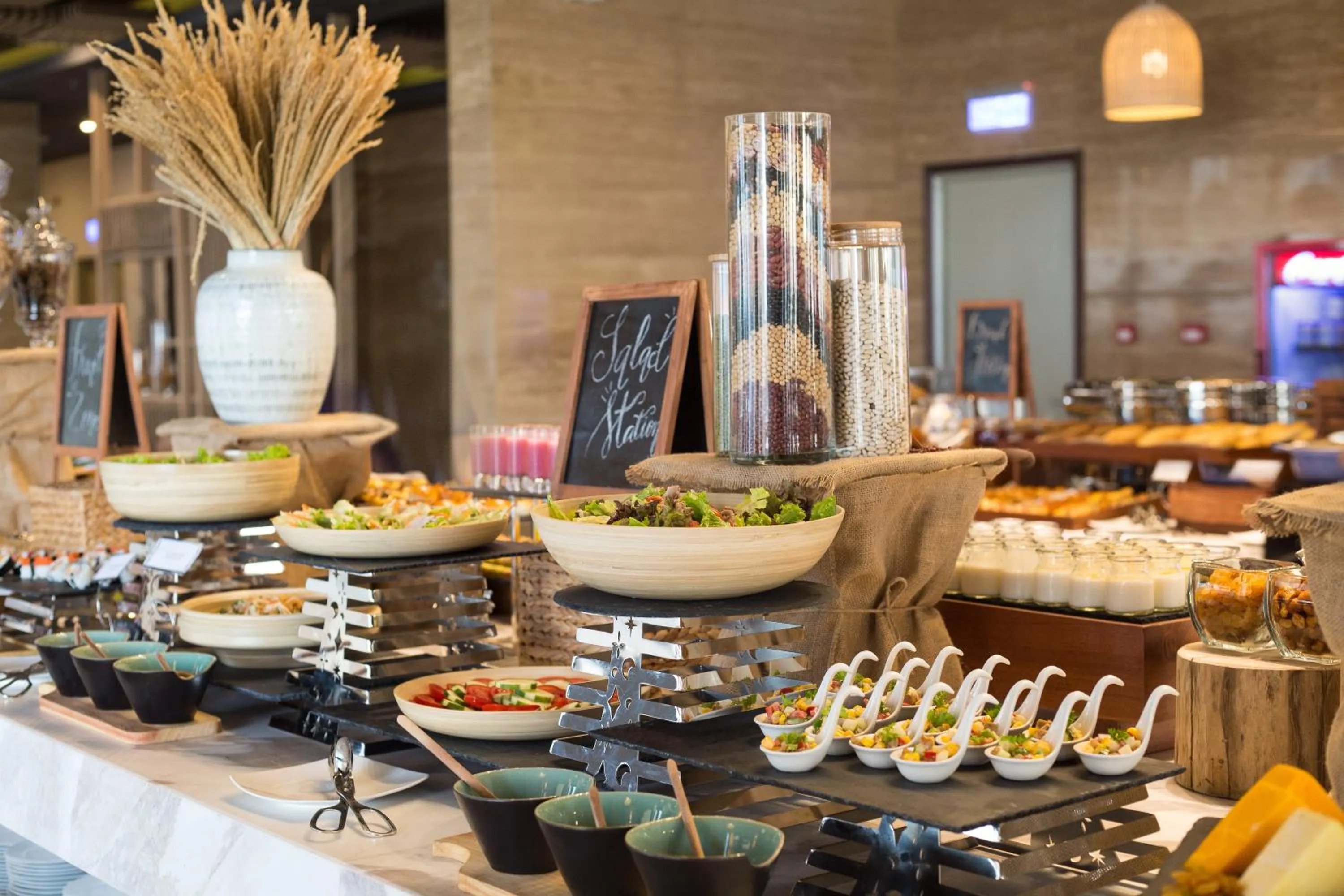 Restaurant/places to eat in HAIAN Beach Hotel & Spa