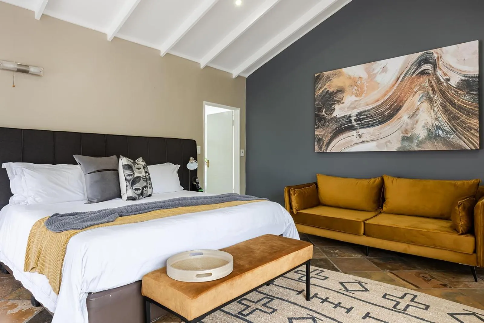 Bed in Matumi Golf Lodge