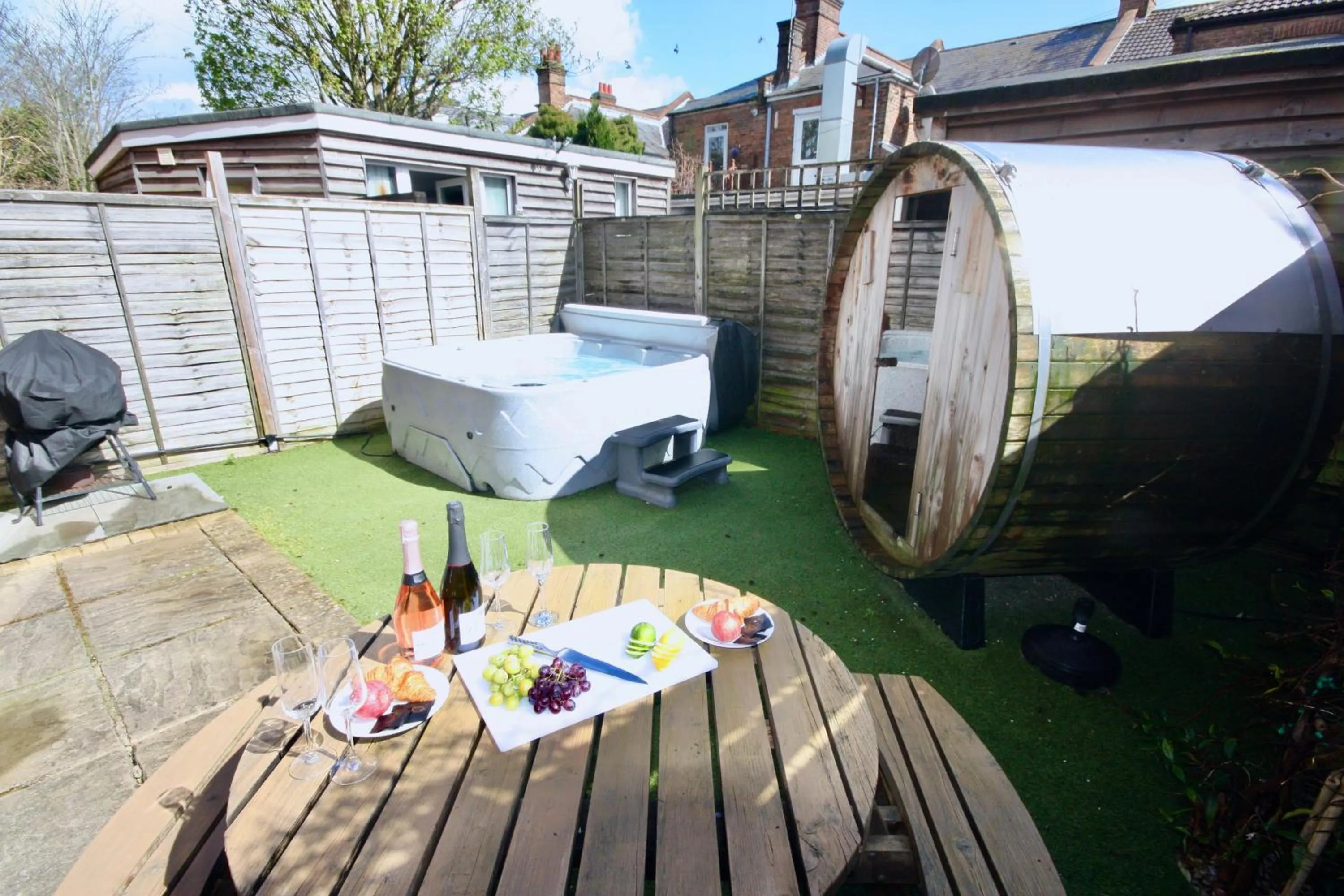 Garden in Holiday Home Hot Tub & Sauna