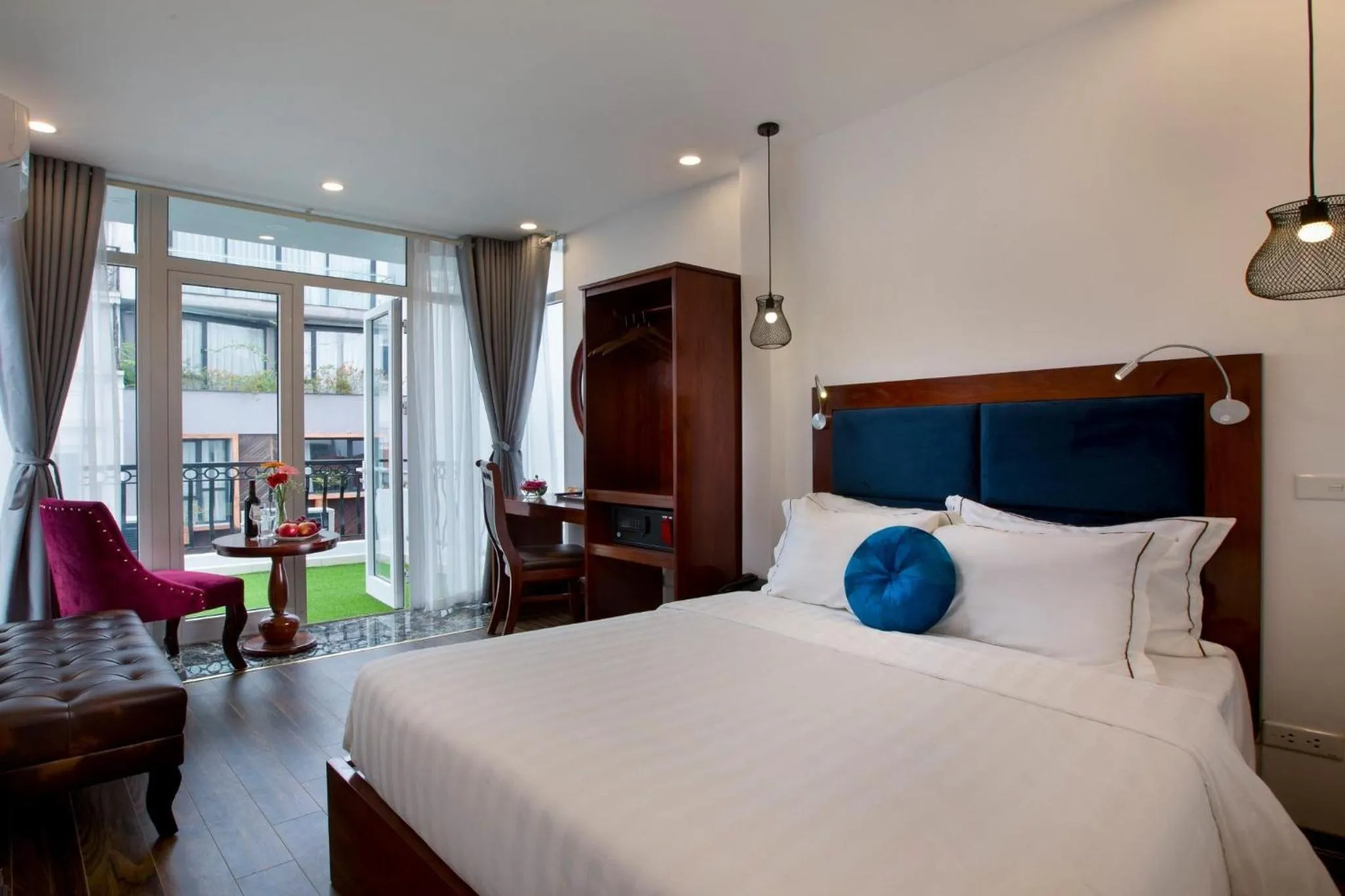 Bed in Antique Angel Hotel