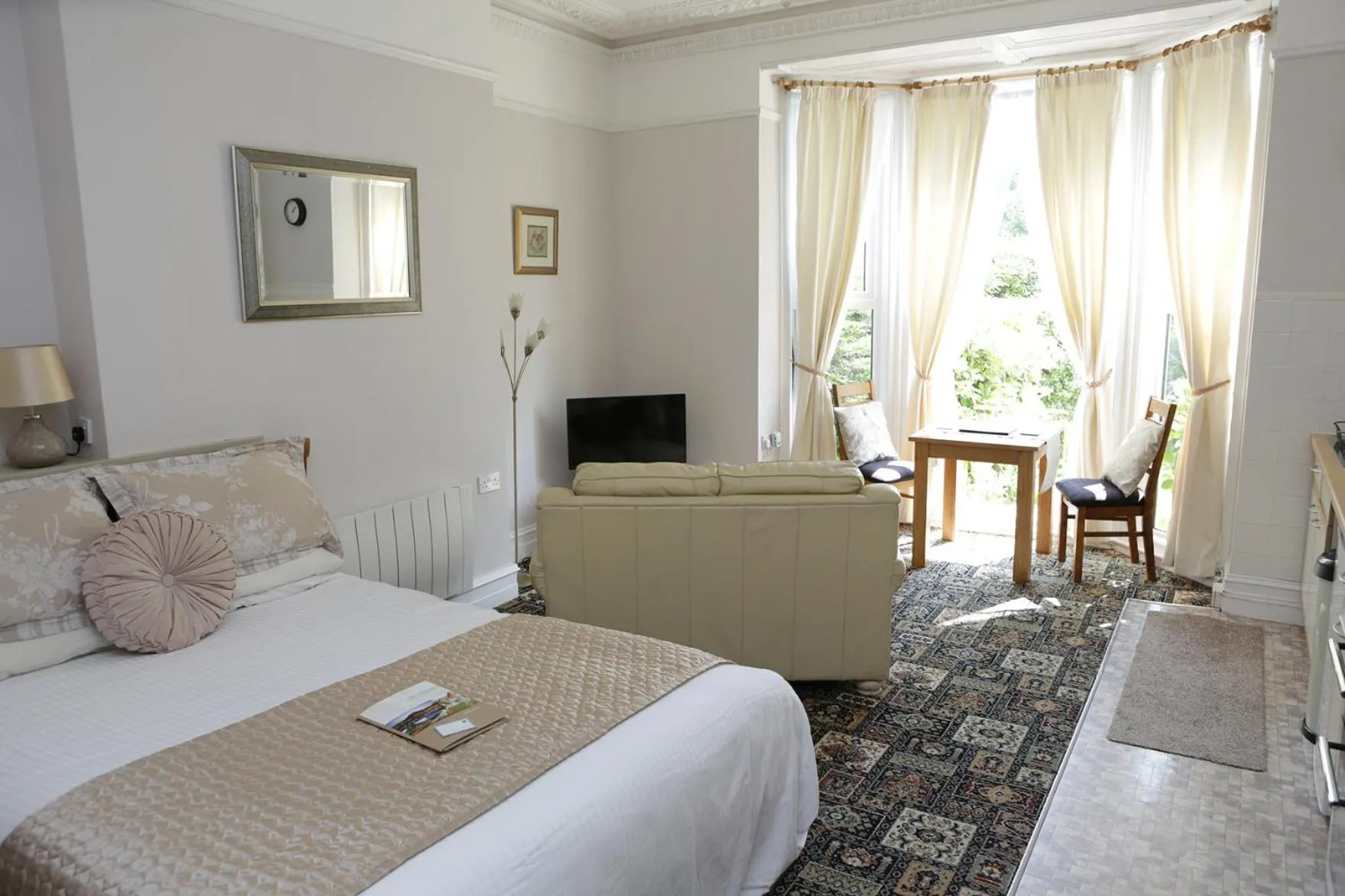 Living room, Bed in Abbey View Holiday Flats