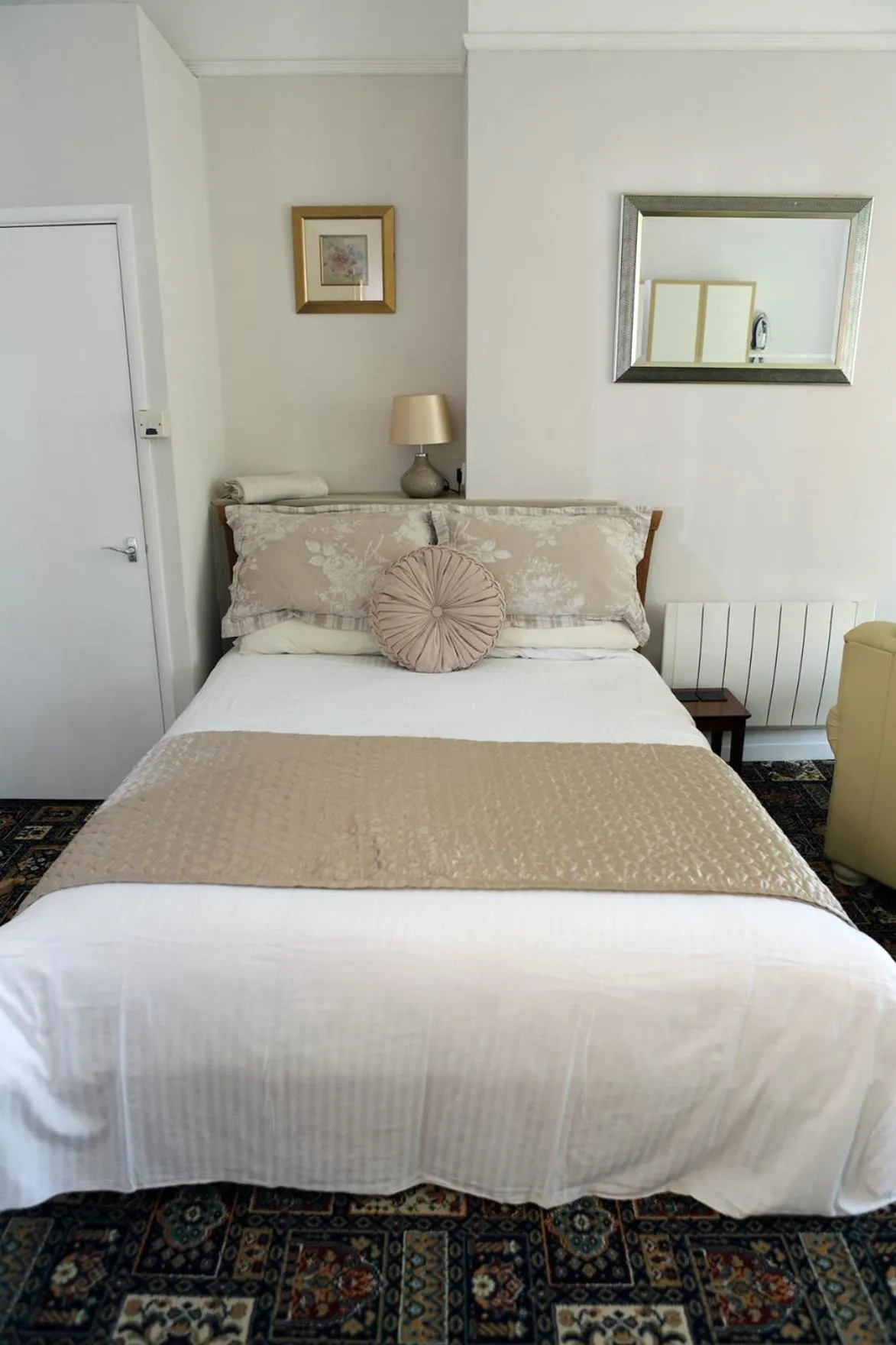 Living room, Bed in Abbey View Holiday Flats