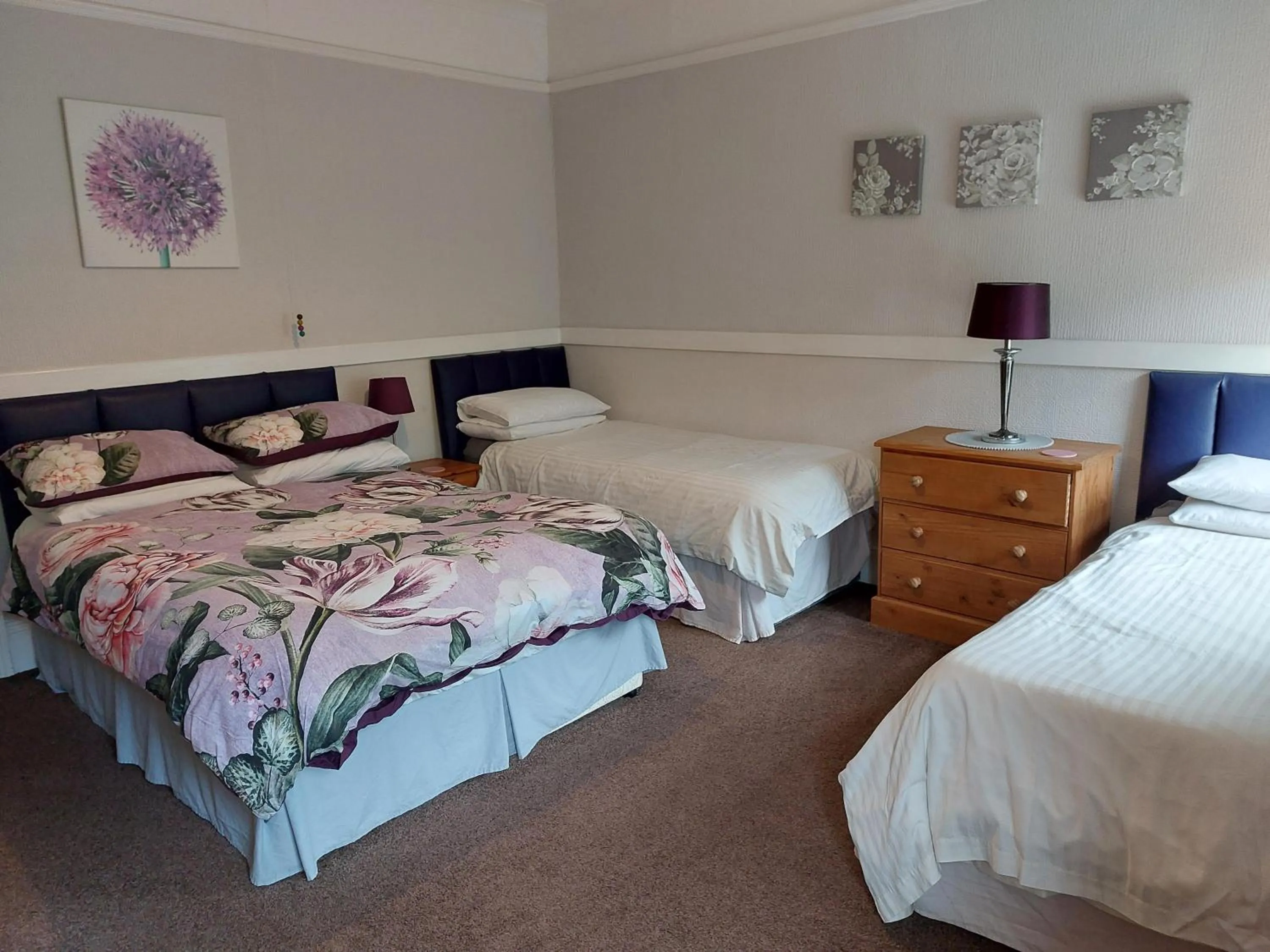 Bedroom, Bed in Abbey View Holiday Flats