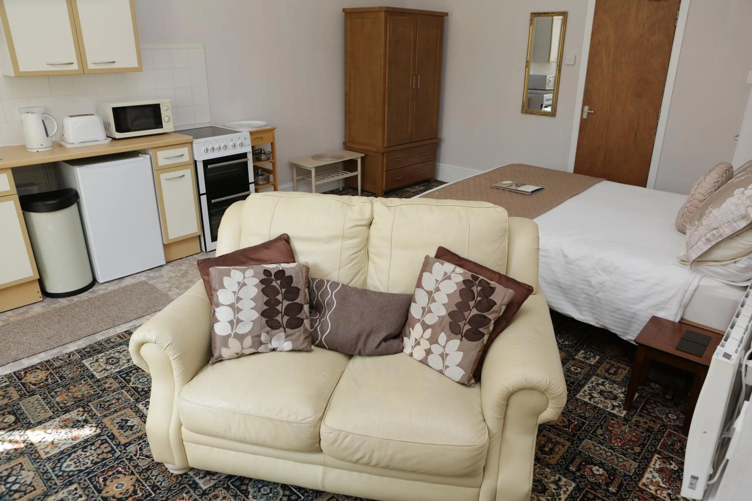 Living room, Bed in Abbey View Holiday Flats