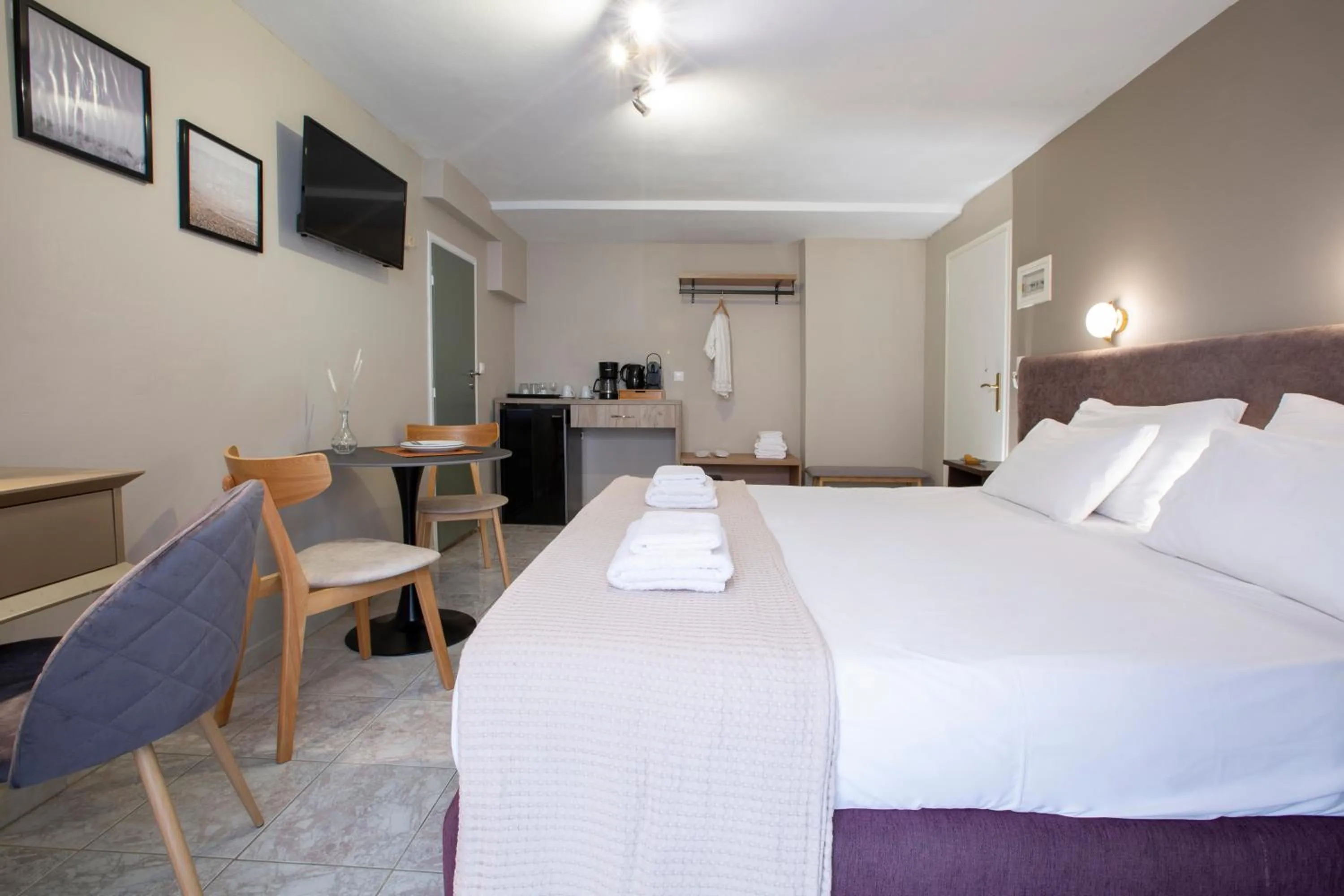 Bed in Athina résidence