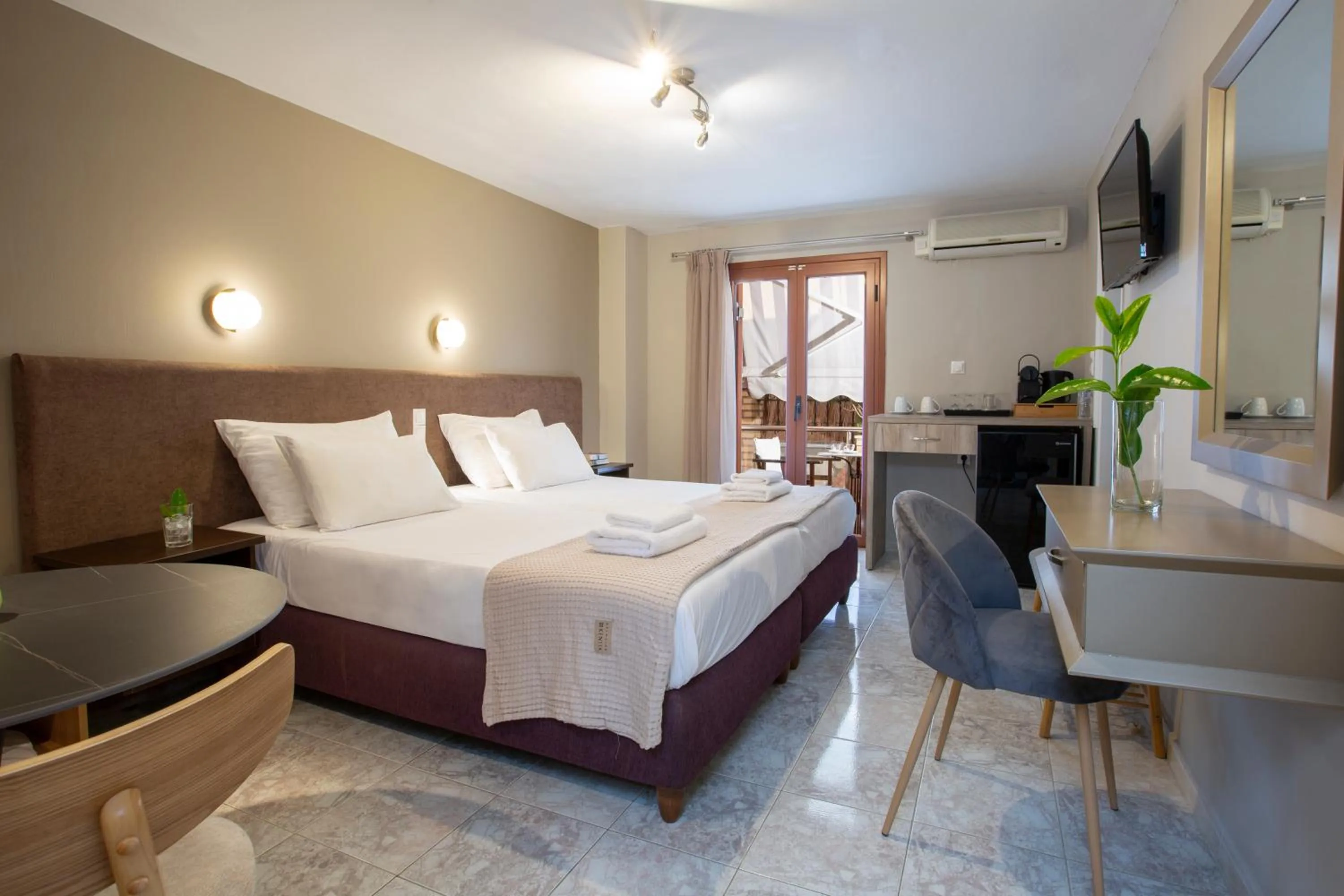 Bed in Athina résidence