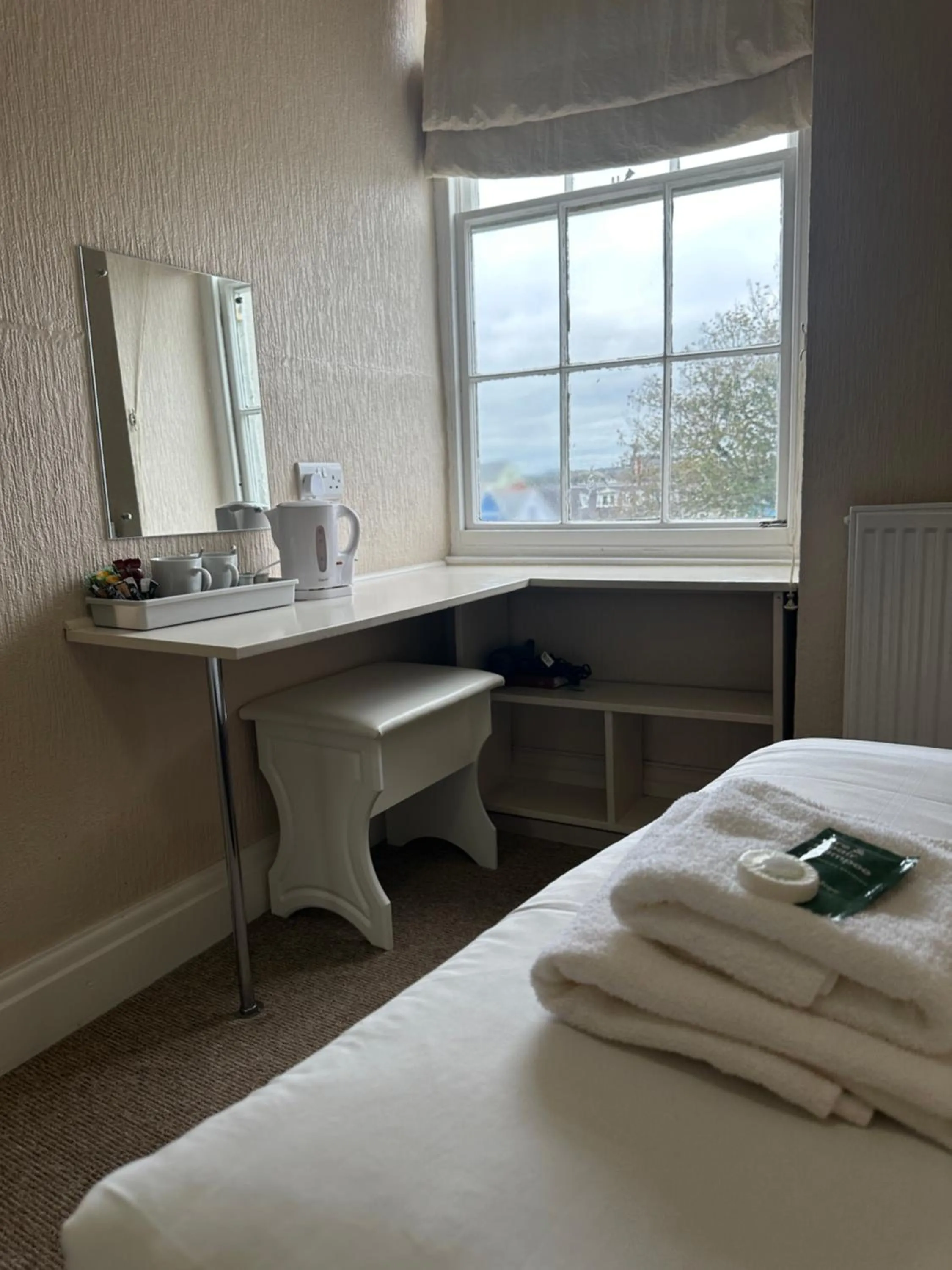 Coffee/tea facilities, Bed in Clarence House Hotel