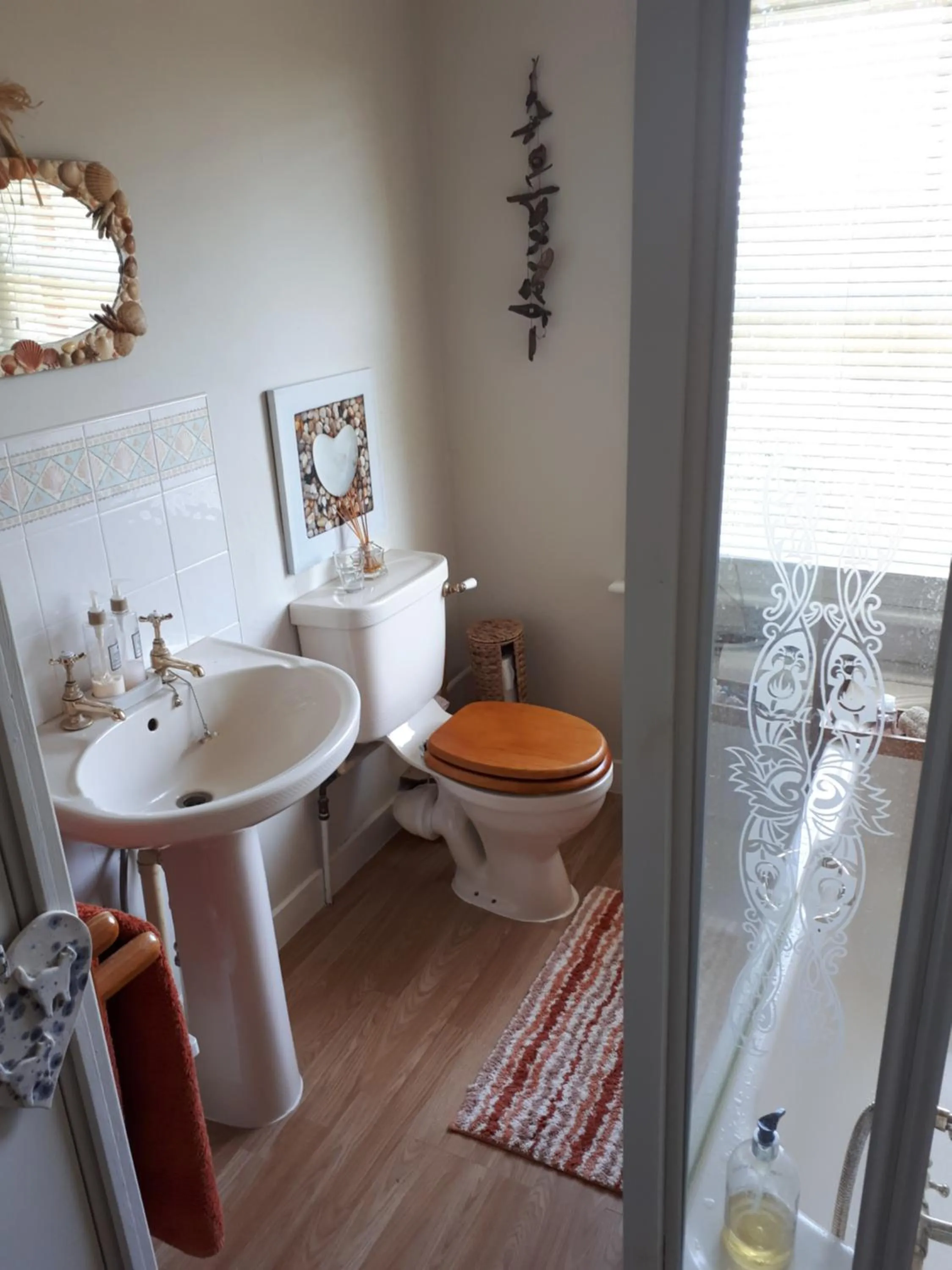 Toilet in Court Barn Cottage B&B