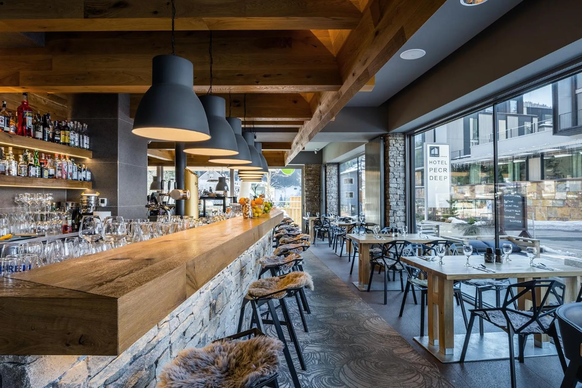 Restaurant/places to eat in HOTEL PECR DEEP