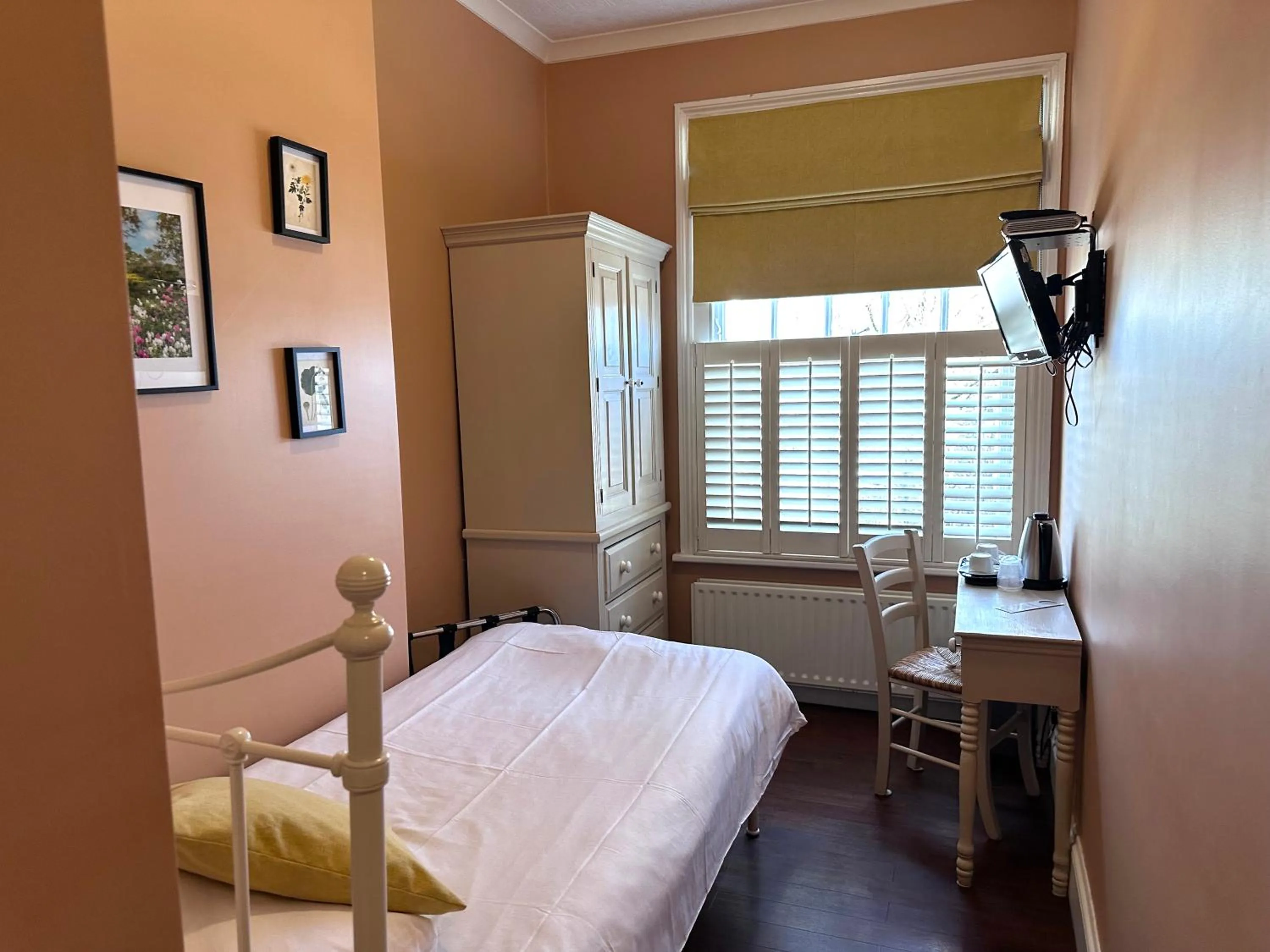 Bedroom, Bed in Balham Lodge