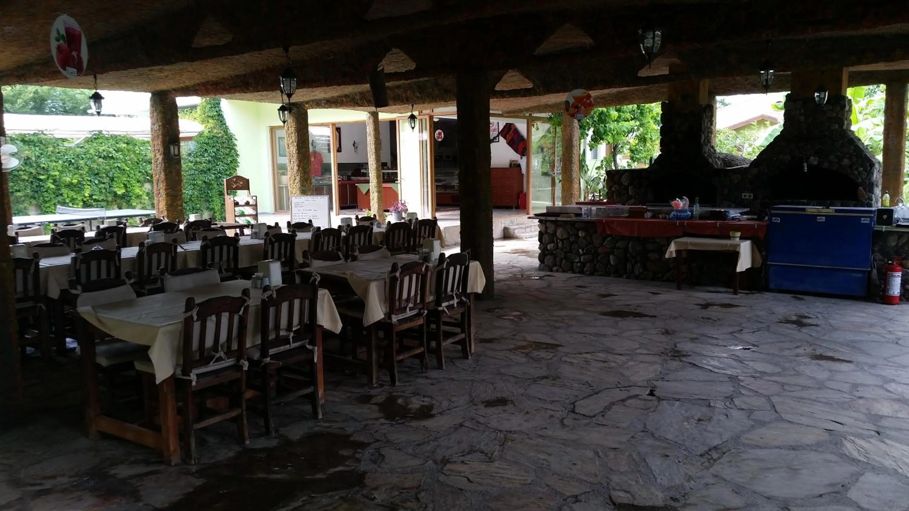 Restaurant/places to eat in Hotel Riverside