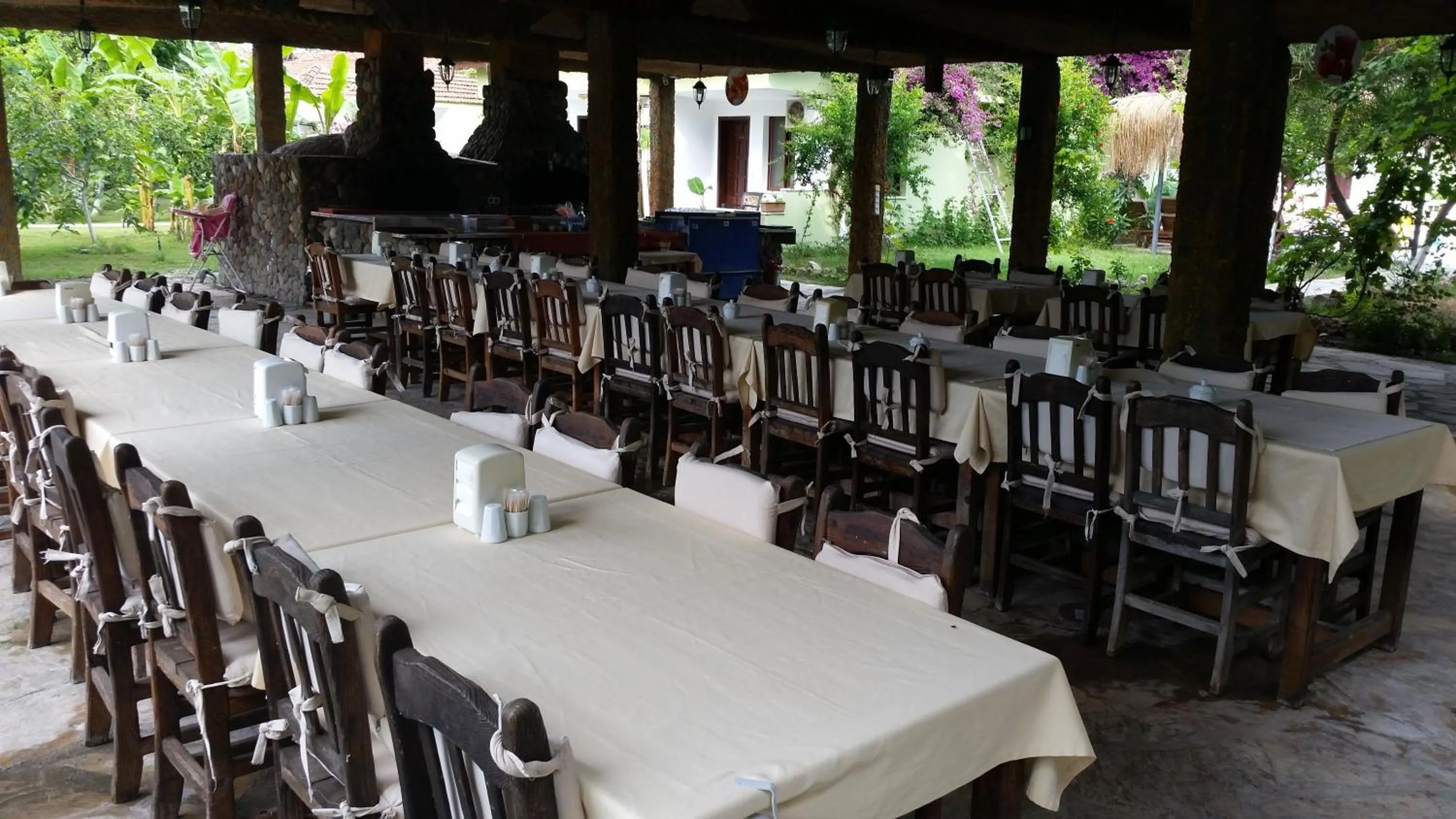 Restaurant/places to eat in Hotel Riverside