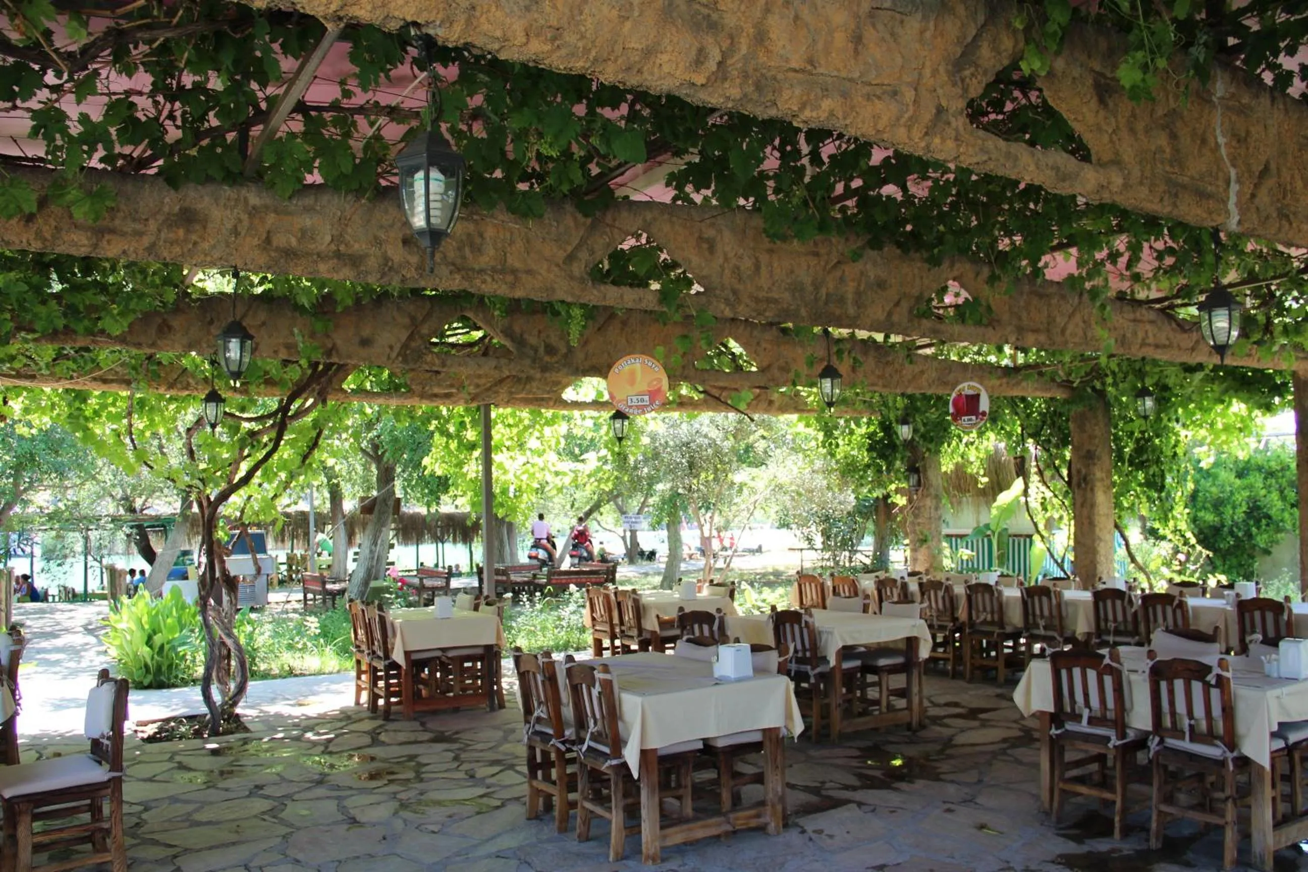 Restaurant/places to eat in Hotel Riverside