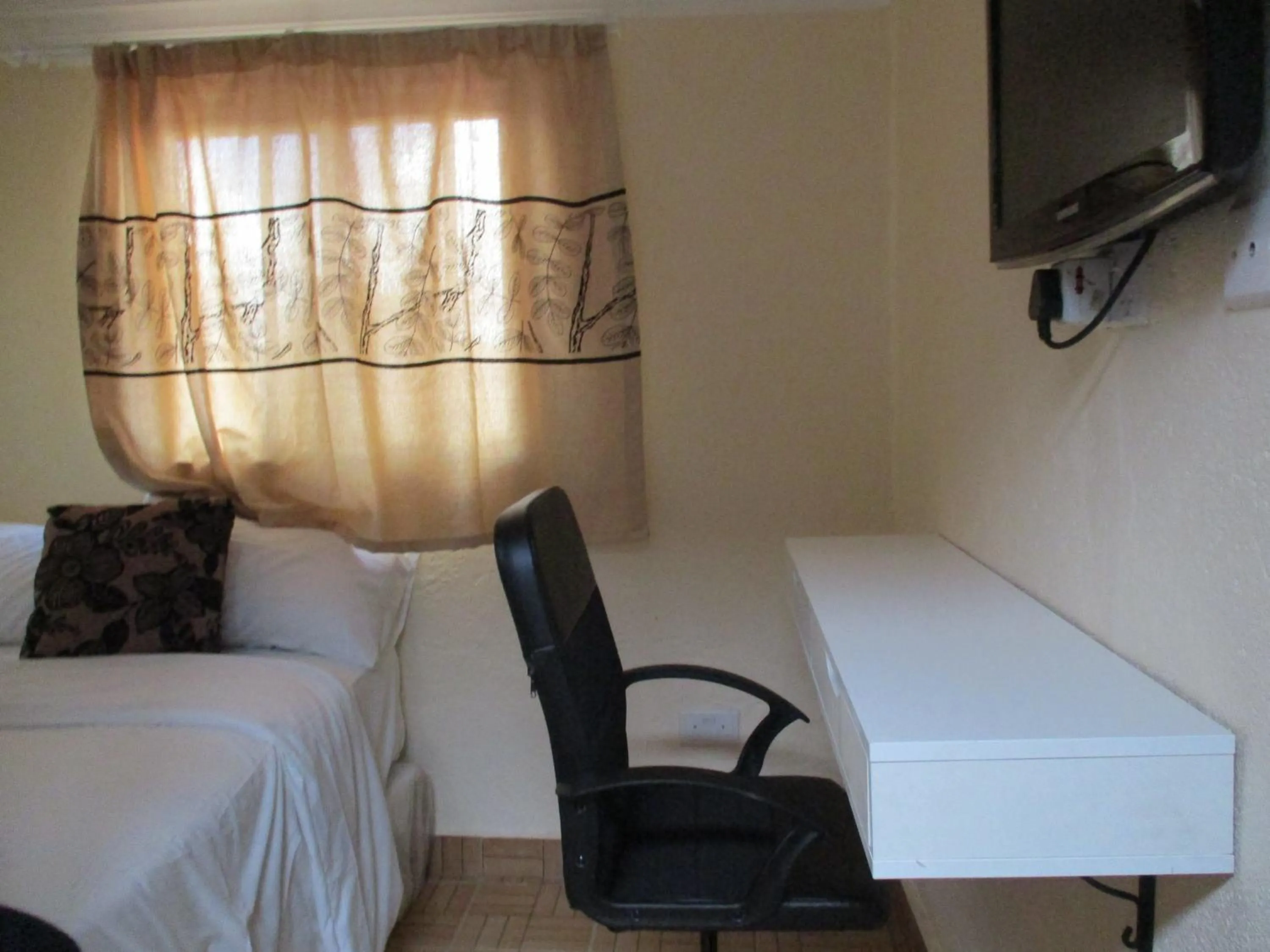 TV and multimedia, Bed in Avon Apartments