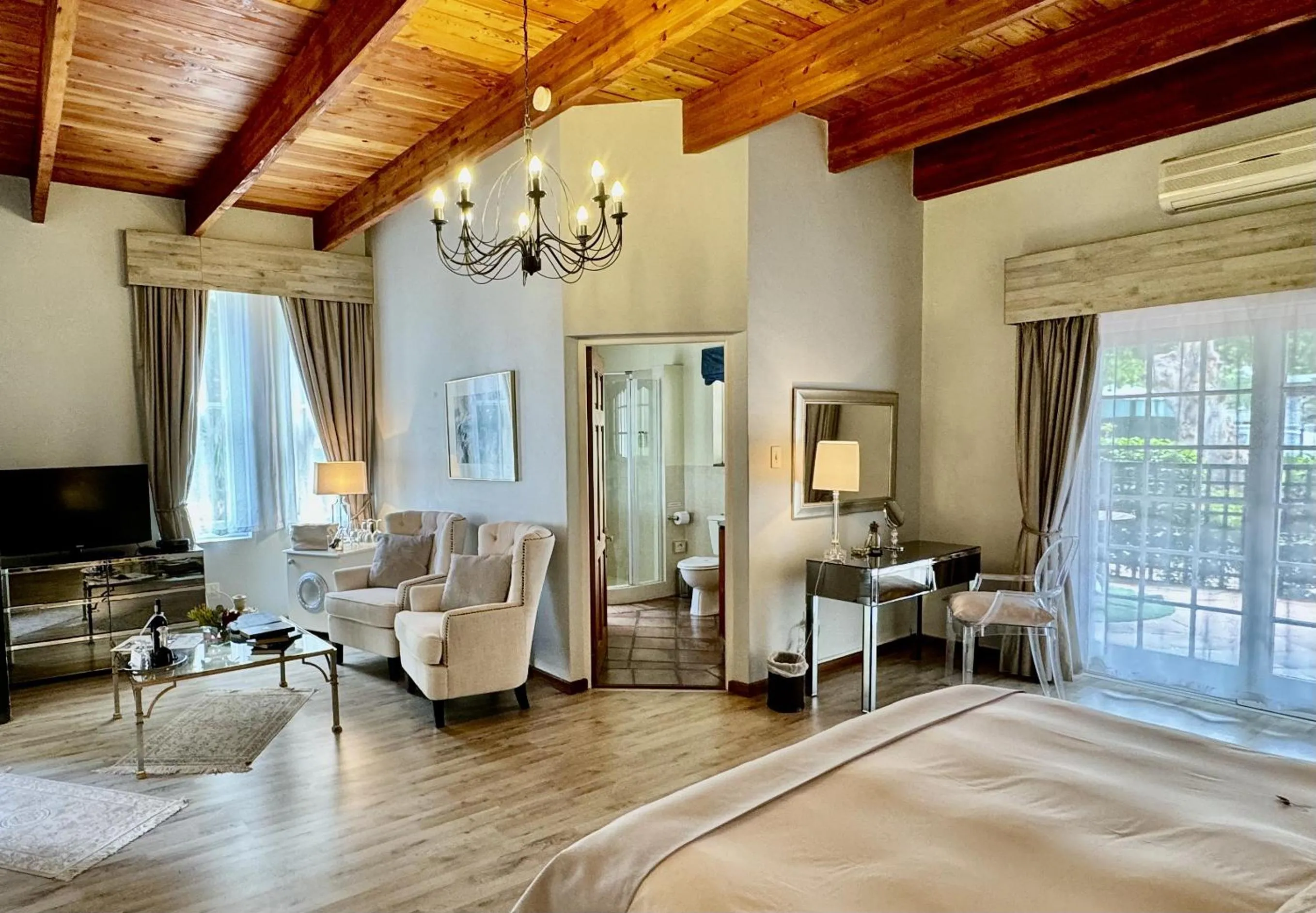 Photo of the whole room, Bed in Le Manoir de Brendel