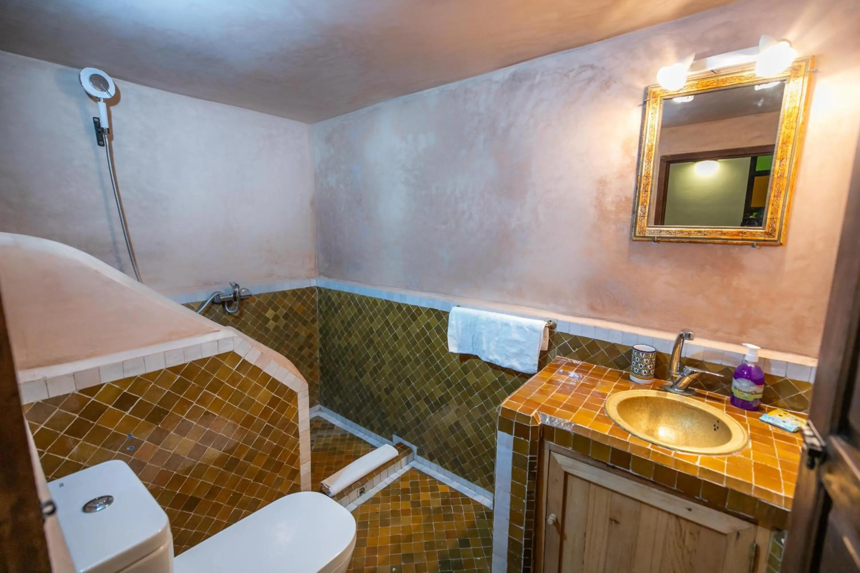Shower in Riad Hidaya