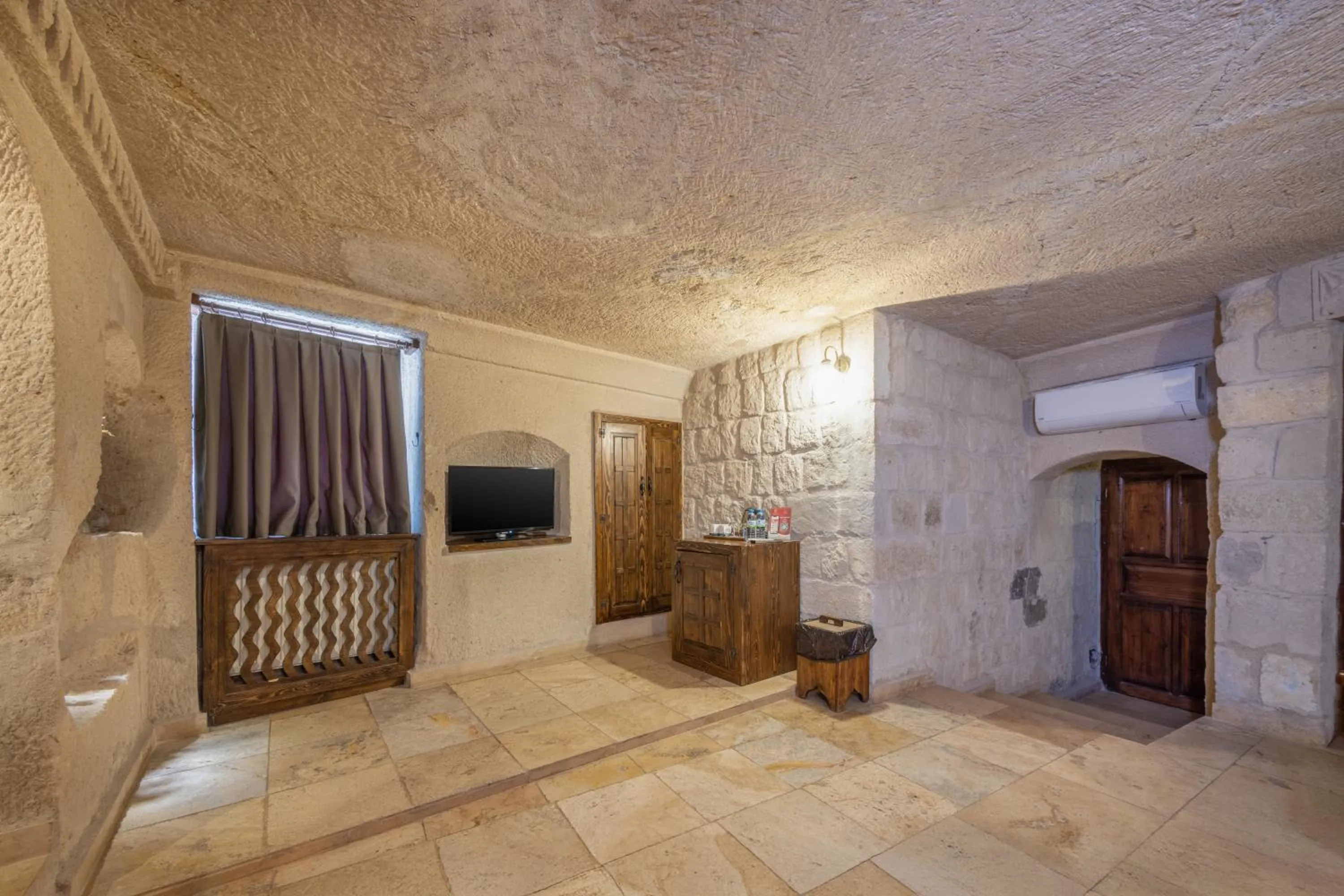 TV and multimedia in Castle Cave Hotel